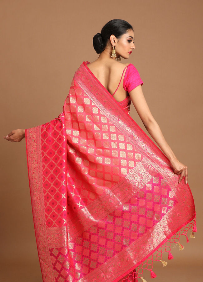 alt message - Mohey Women Enchanting Rani Pink Saree image number 2