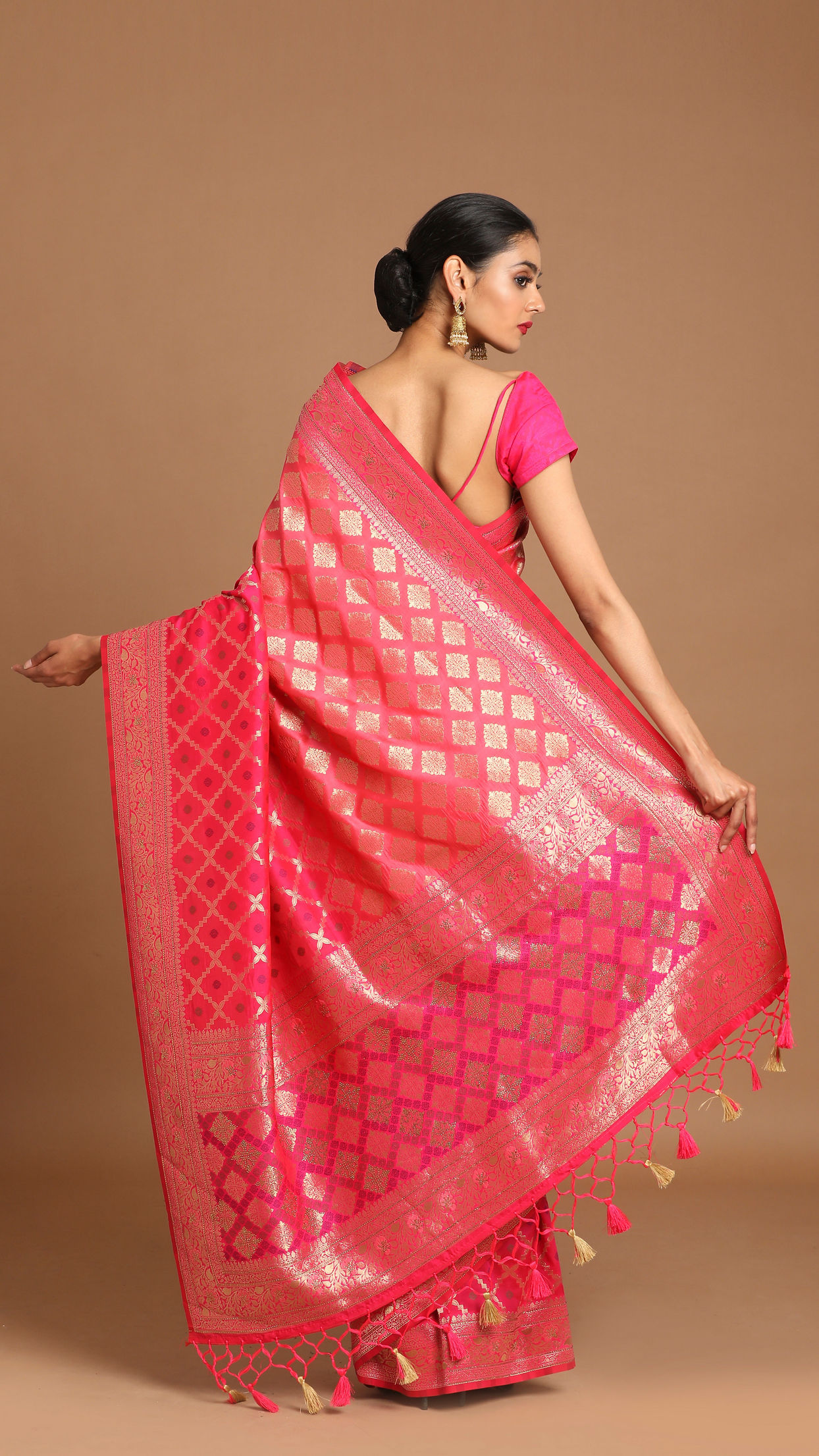 alt message - Mohey Women Enchanting Rani Pink Saree image number 2