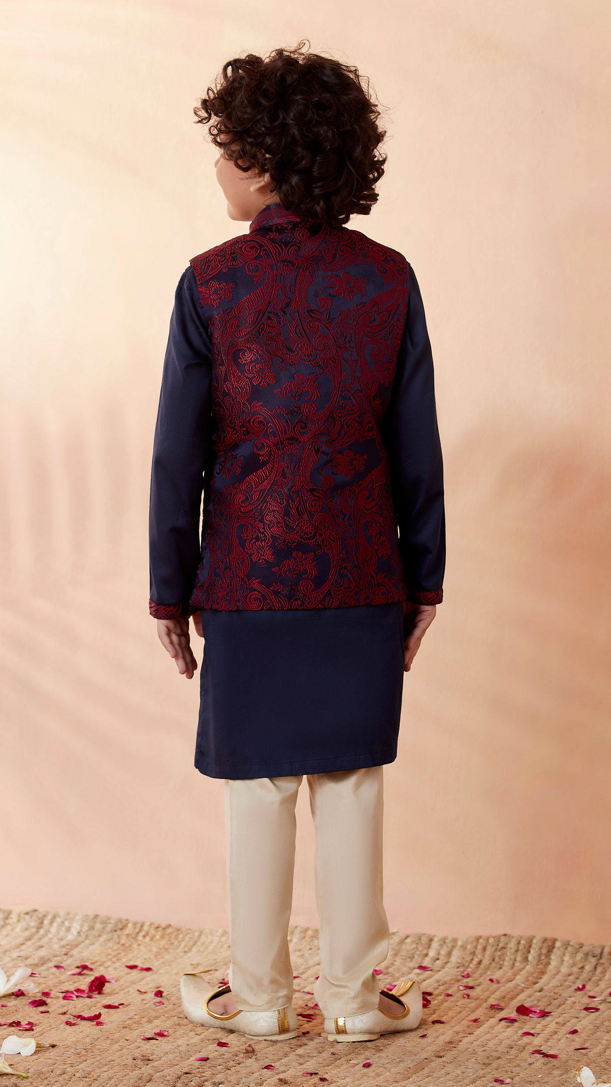 alt message - Manyavar Boys Boys Wine And Navy Blue Kurta Jacket Set image number 3