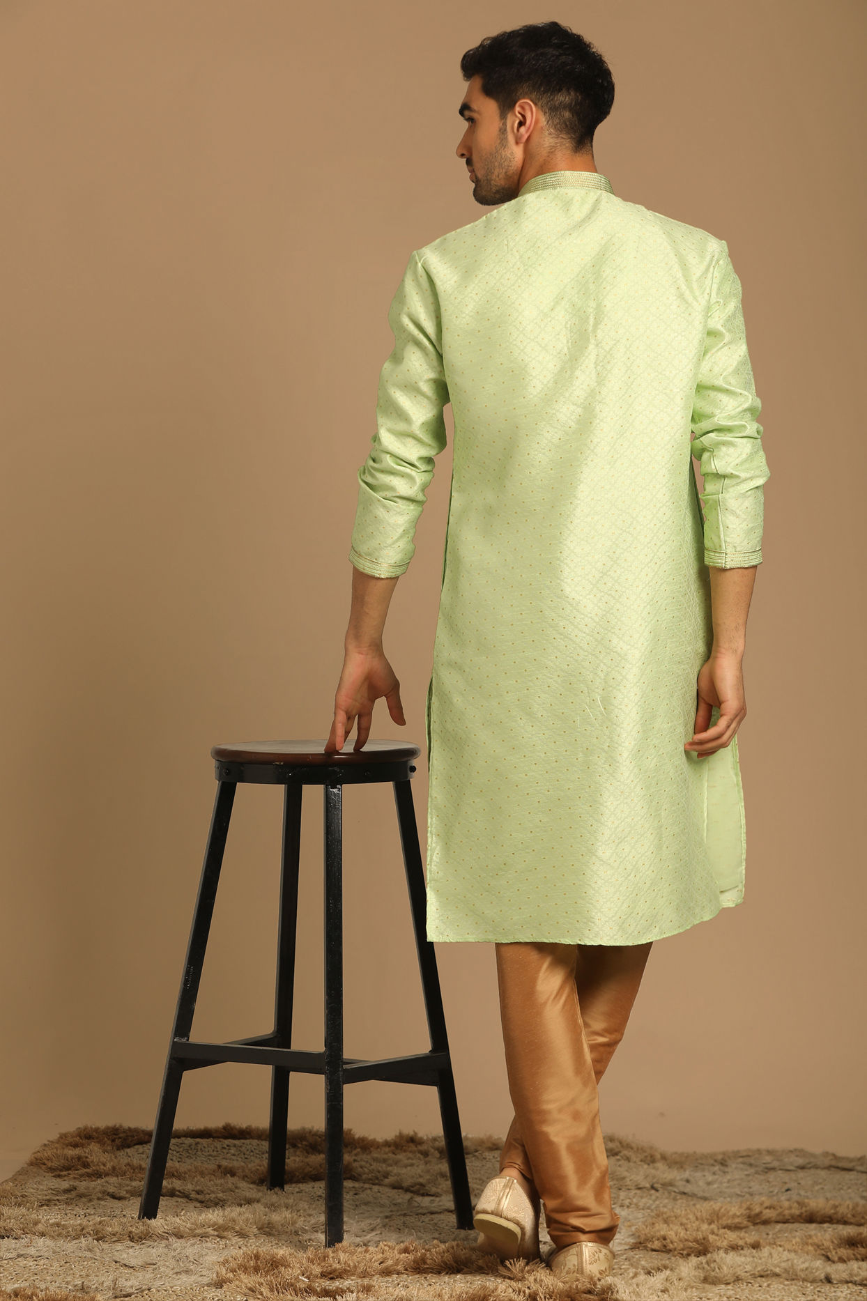 alt message - Manyavar Men Light Green Kurta Set With Golden Booti image number 2