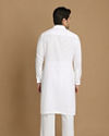 alt message - Manyavar Men Summer Essential White Kurta image number 2