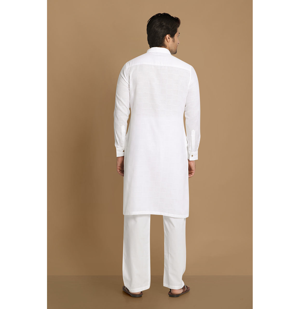 alt message - Manyavar Men Summer Essential White Kurta image number 2