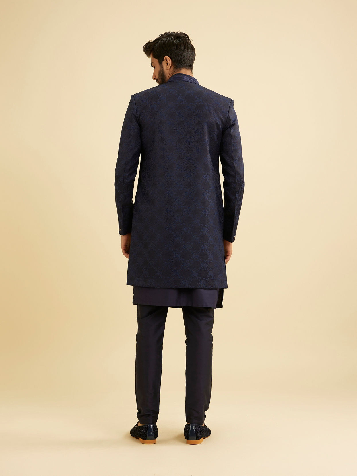 Manyavar Men Navy Blue Bel Buti Patterned Indo Western Set image number 4