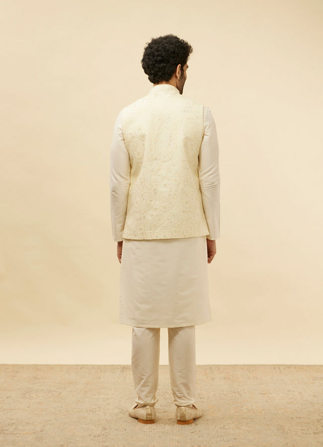 alt message - Manyavar Men Cream Paisley Patterned Jacket image number 3