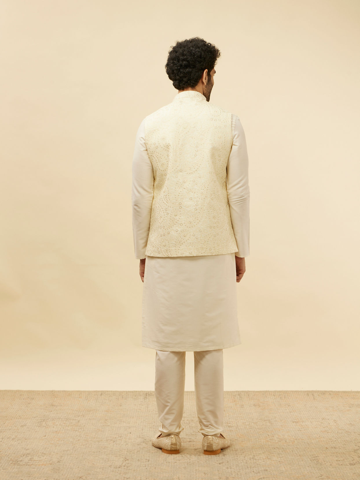 alt message - Manyavar Men Cream Paisley Patterned Jacket image number 3