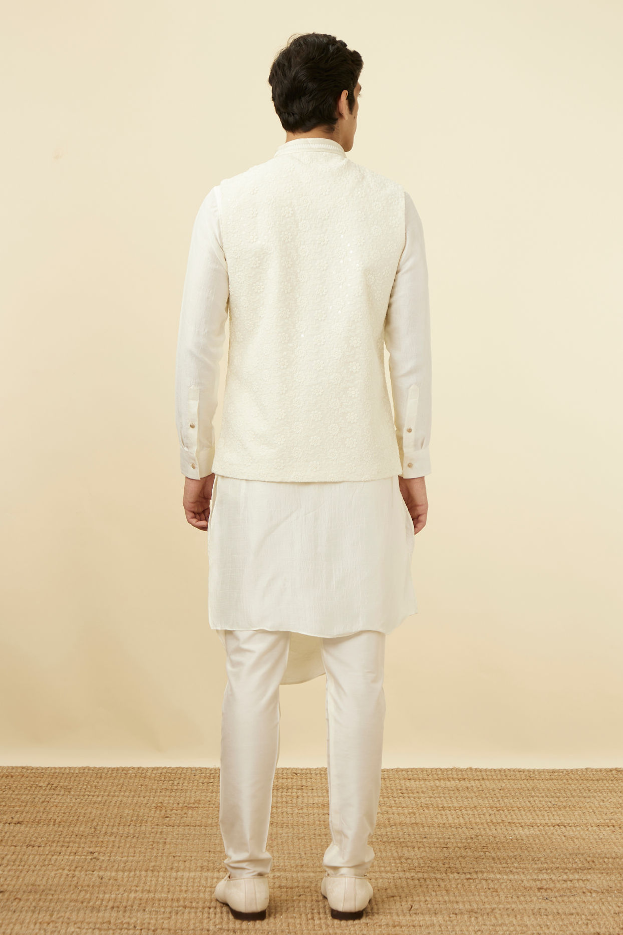 alt message - Manyavar Men Pearl White Floral Chikankari Jacket image number 3