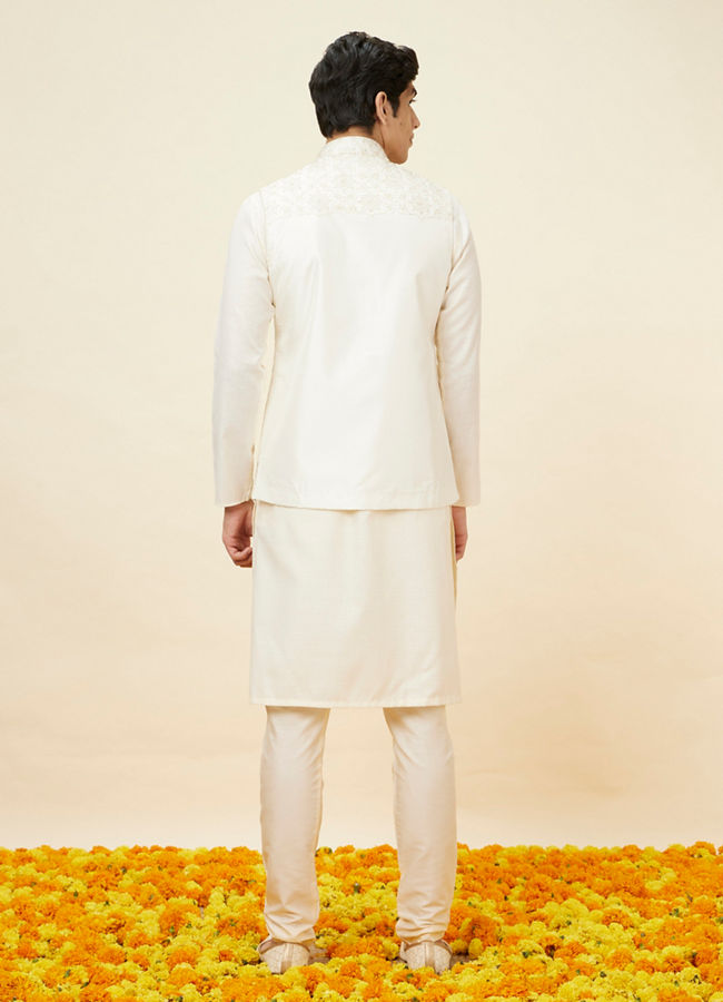 alt message - Manyavar Men Warm White Jaal Patterned Jacket image number 3