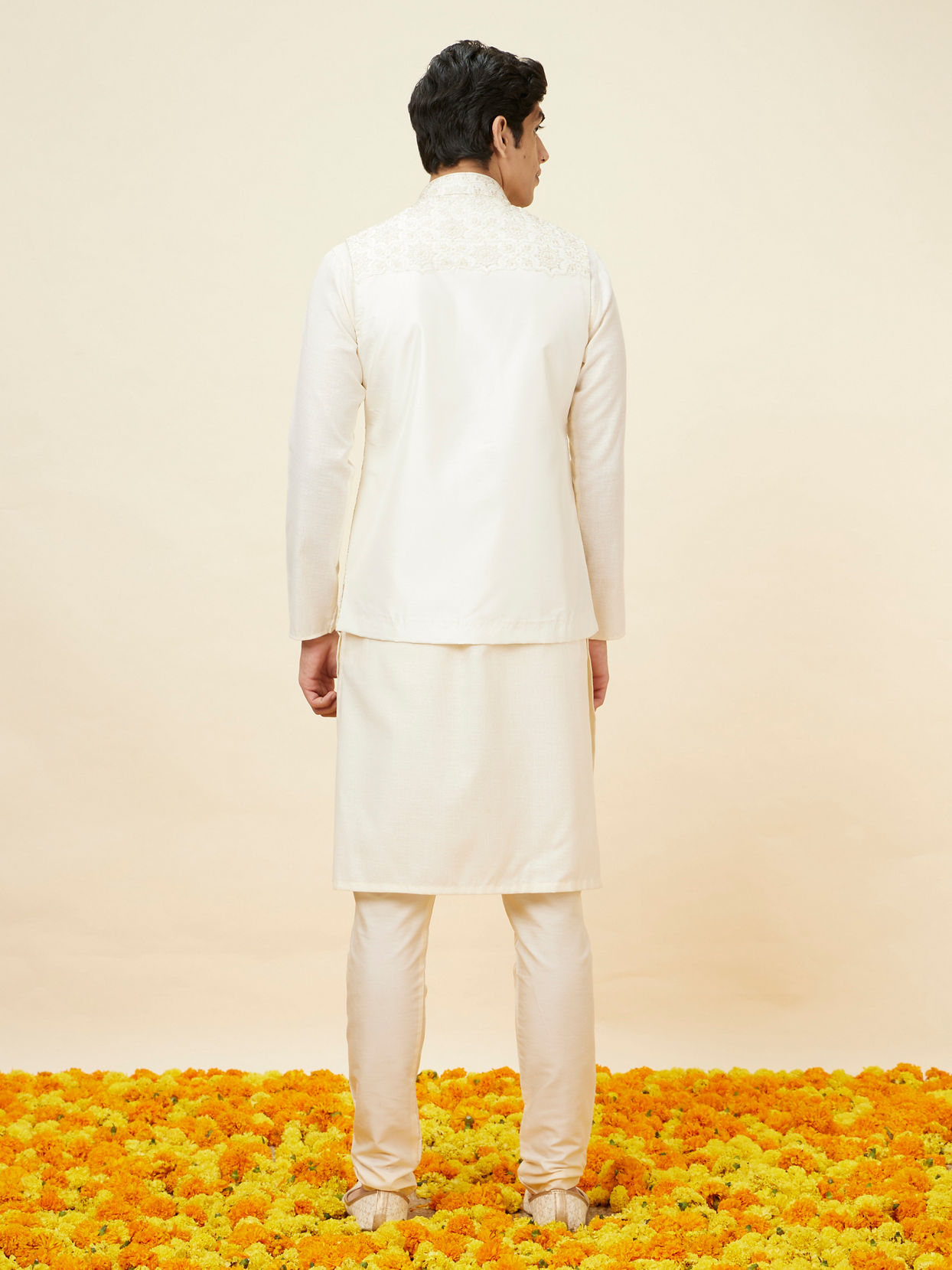 alt message - Manyavar Men Warm White Jaal Patterned Jacket image number 3