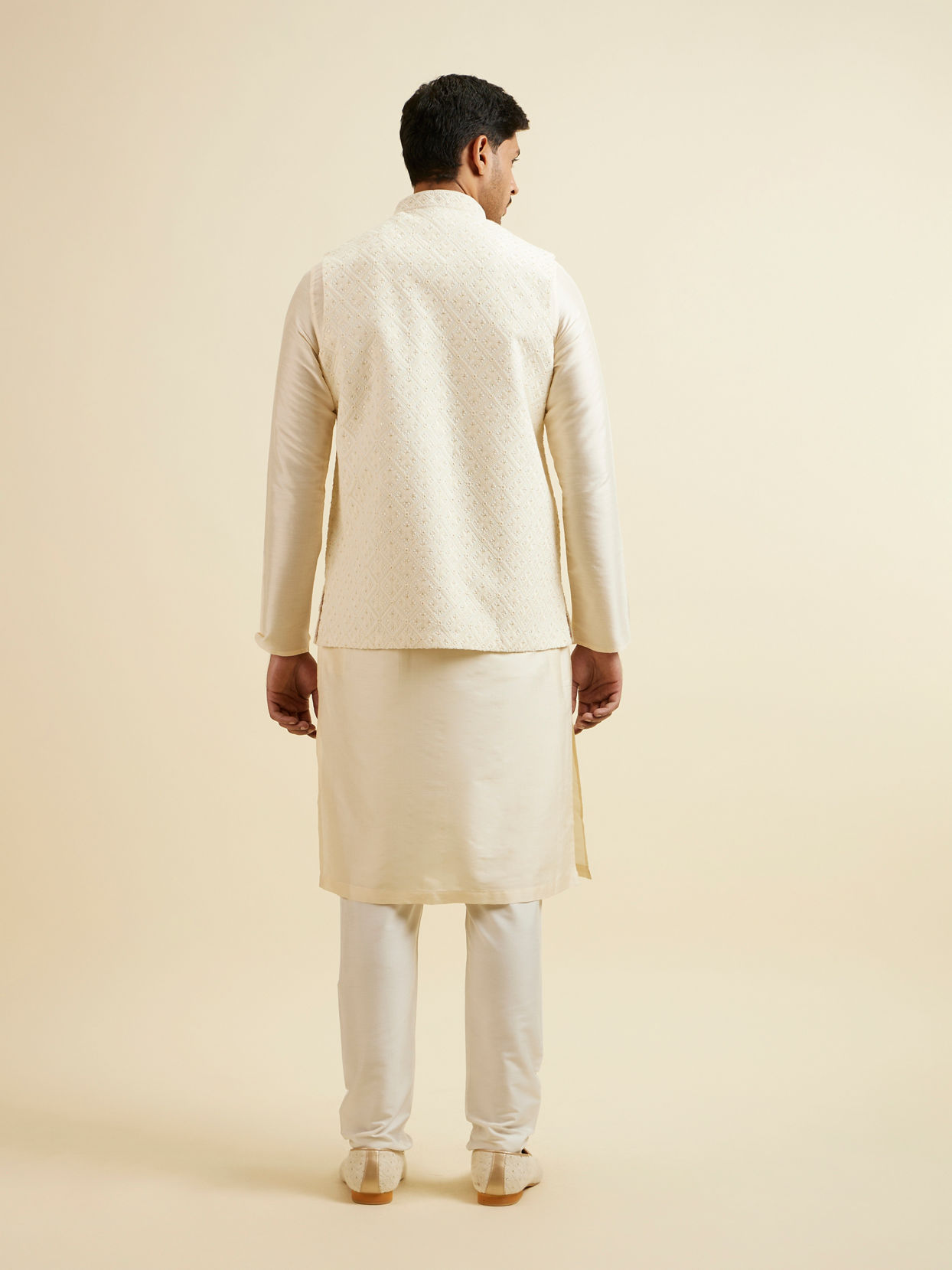 alt message - Manyavar Men Warm White Sequinned Jaal Patterned Jacket image number 3