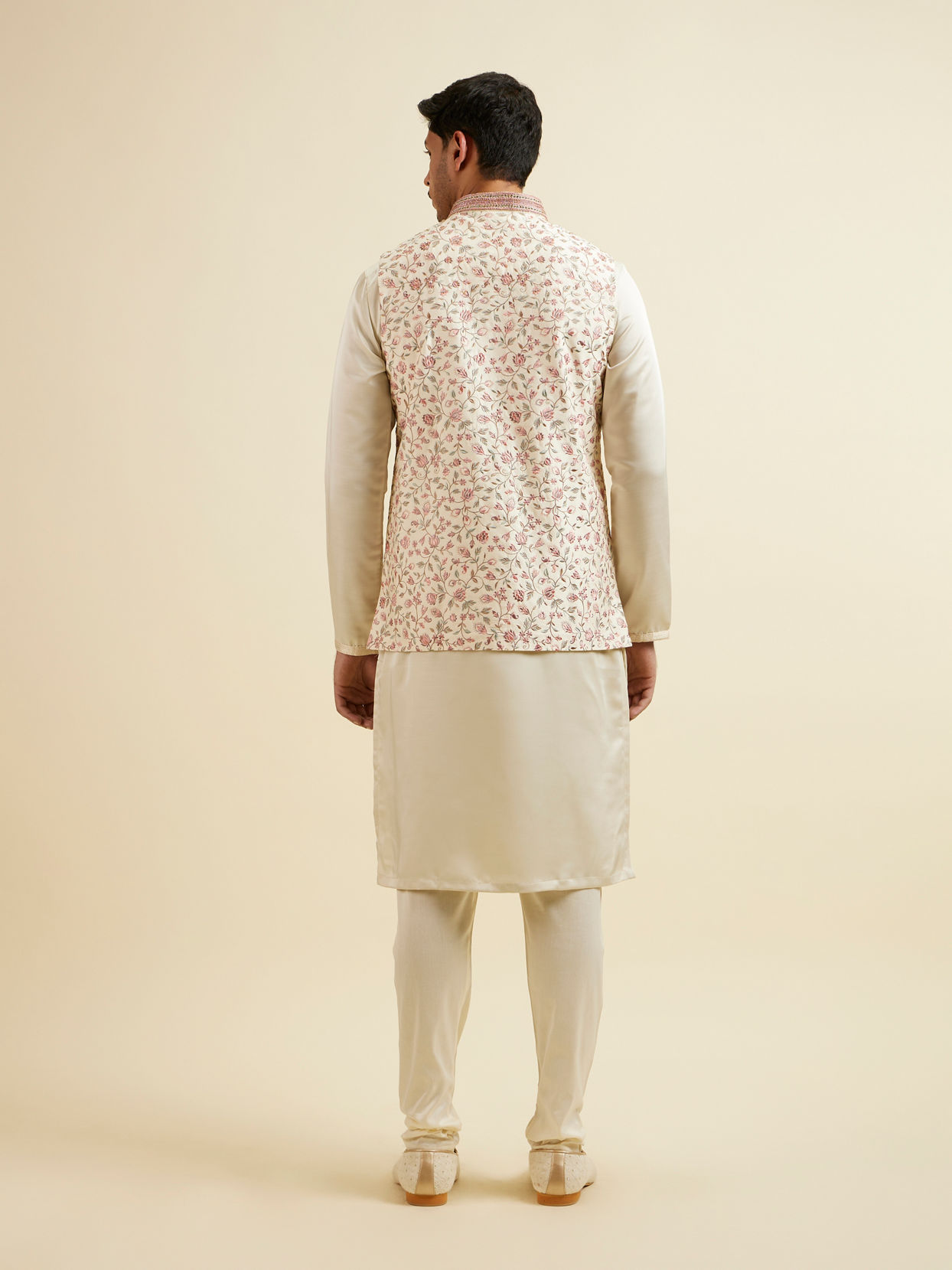 alt message - Manyavar Men Cream Bel Buti Patterned Jacket image number 3