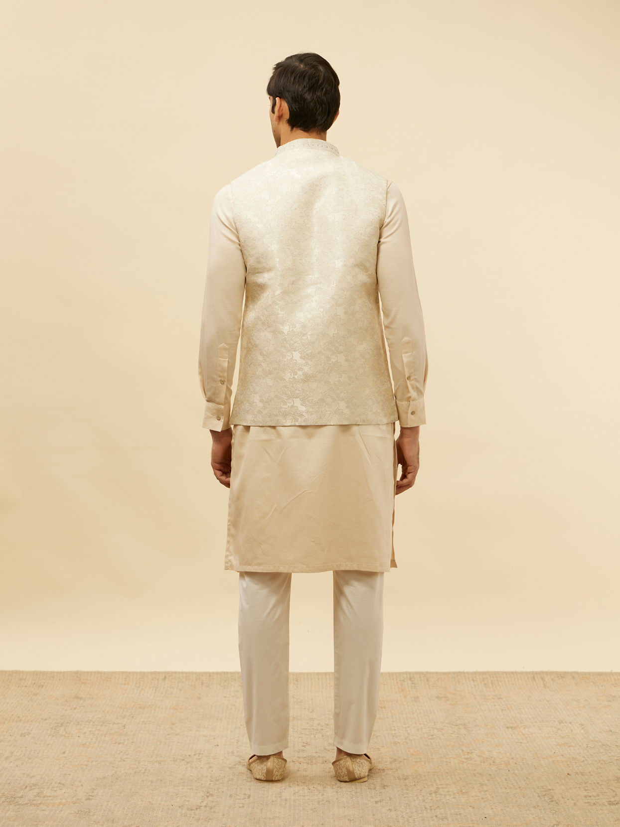 alt message - Manyavar Men Greige Floral Patterned Jacket image number 3