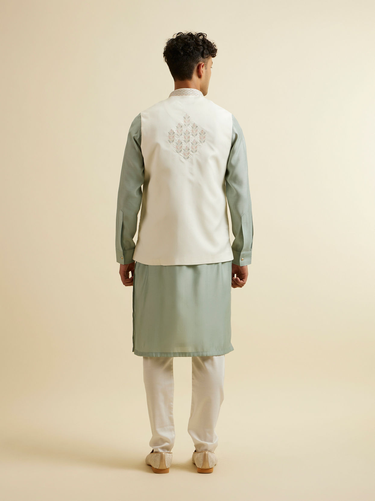 alt message - Manyavar Men Warm White Floral Jaal Patterned Jacket image number 3