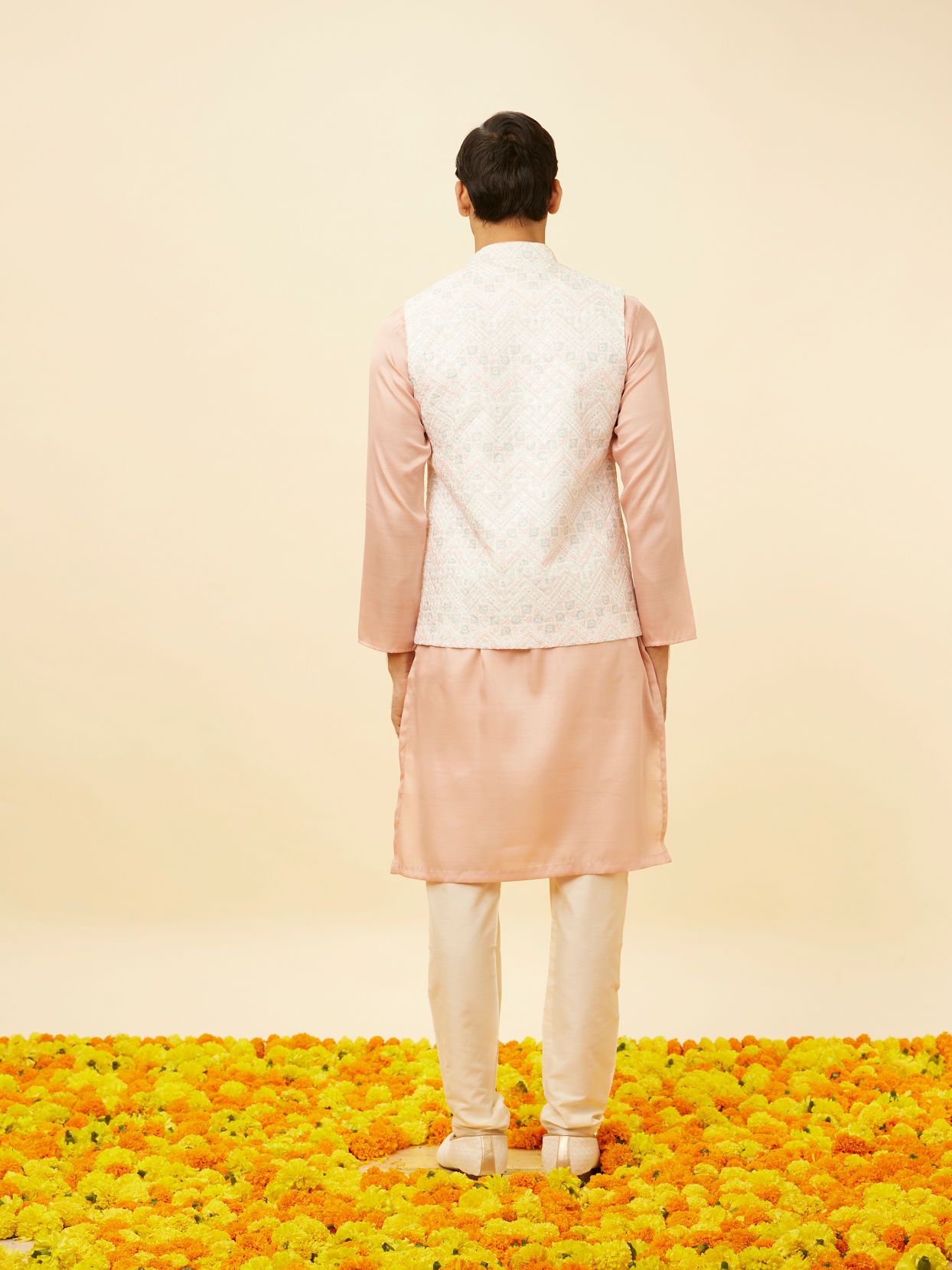 alt message - Manyavar Men Blush Pink Chevron Patterned Jacket image number 3