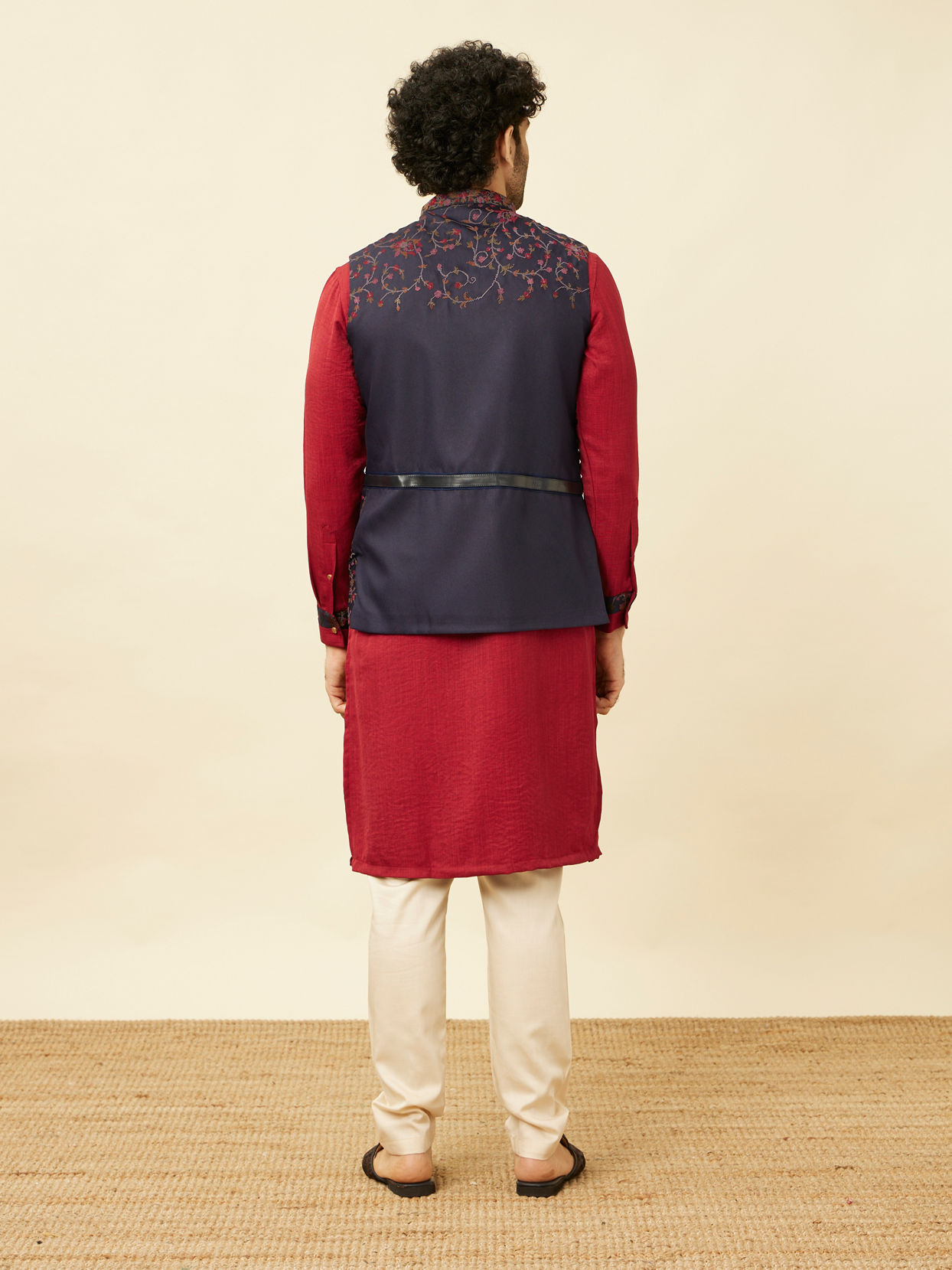 alt message - Manyavar Men Deep Blue-Aurora Red Bel Buti Patterned Kurta Jacket Set image number 4