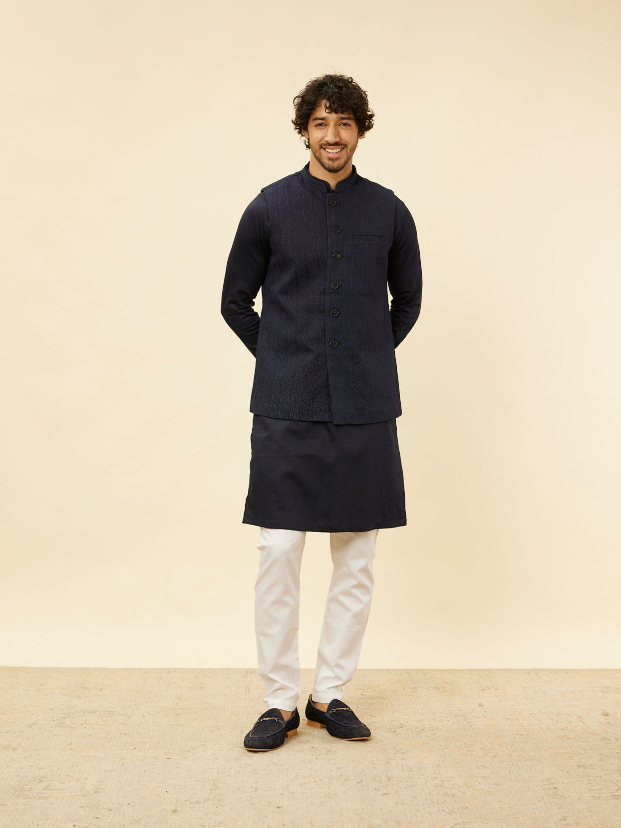 alt message - Manyavar Men Midnight Blue Triangular Patterned Kurta Jacket Set image number 3