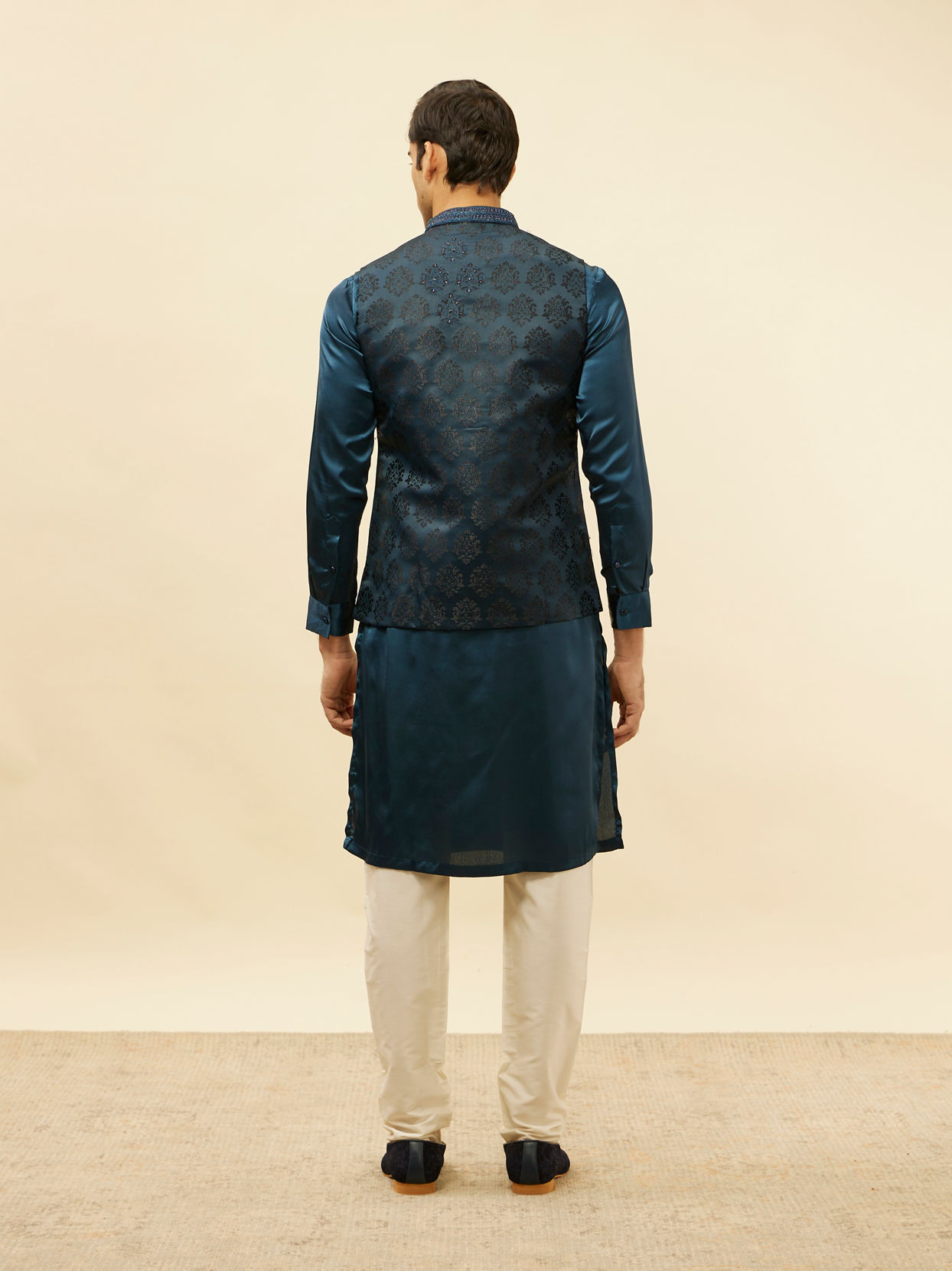 alt message - Manyavar Men Imperial Blue Jhallar Motif Kurta Jacket Set image number 3