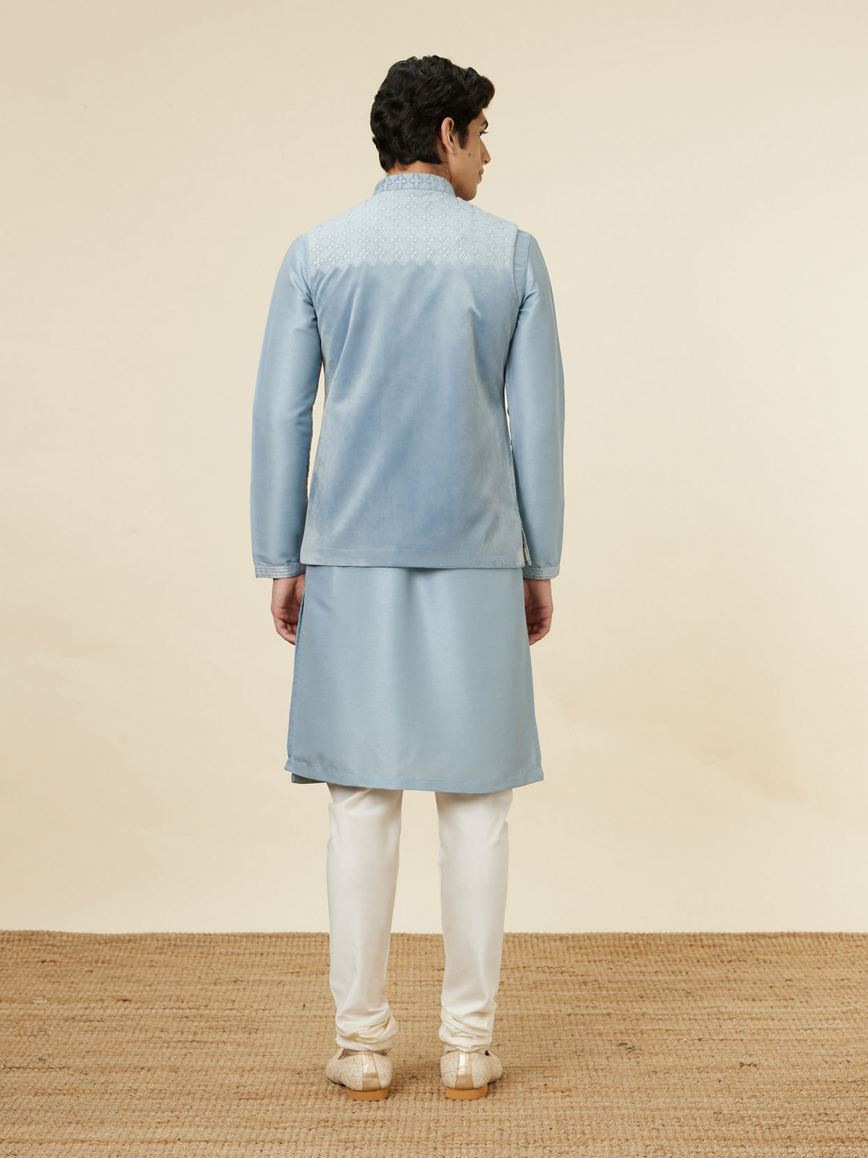 alt message - Manyavar Men Ice Blue Jaal Patterned Kurta Jacket Set image number 4