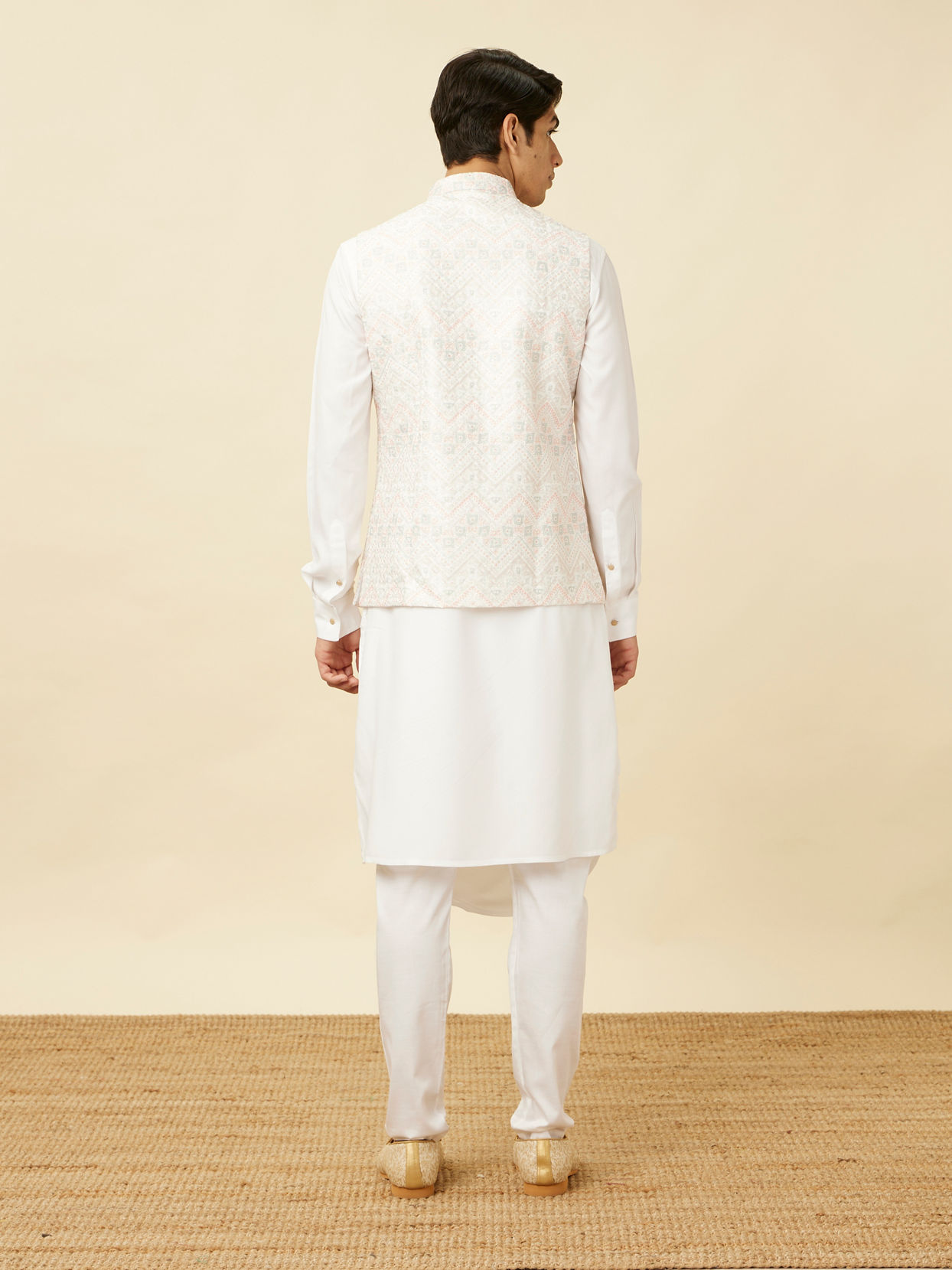 alt message - Manyavar Men Pristine White Chevron Patterned Jacket Set image number 4