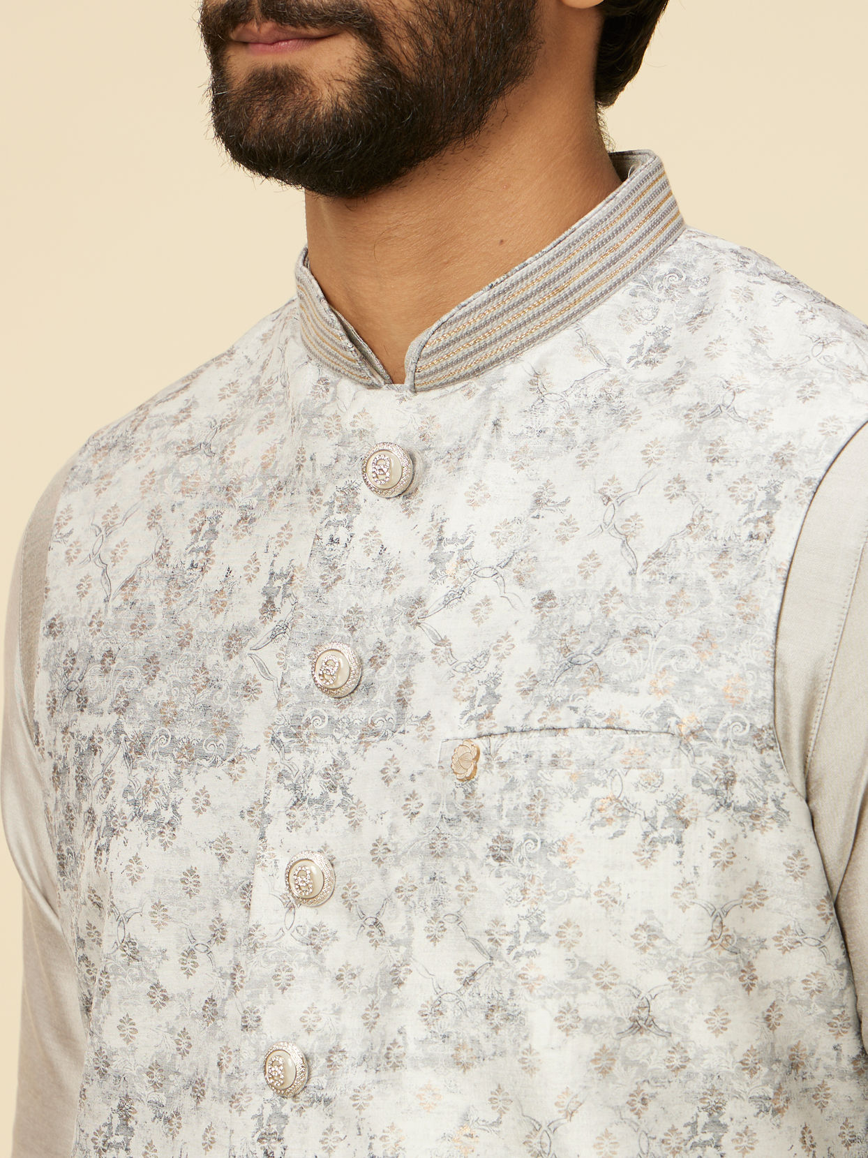 alt message - Manyavar Men Light Grey Bel Buti Patterned Jacket Set image number 1