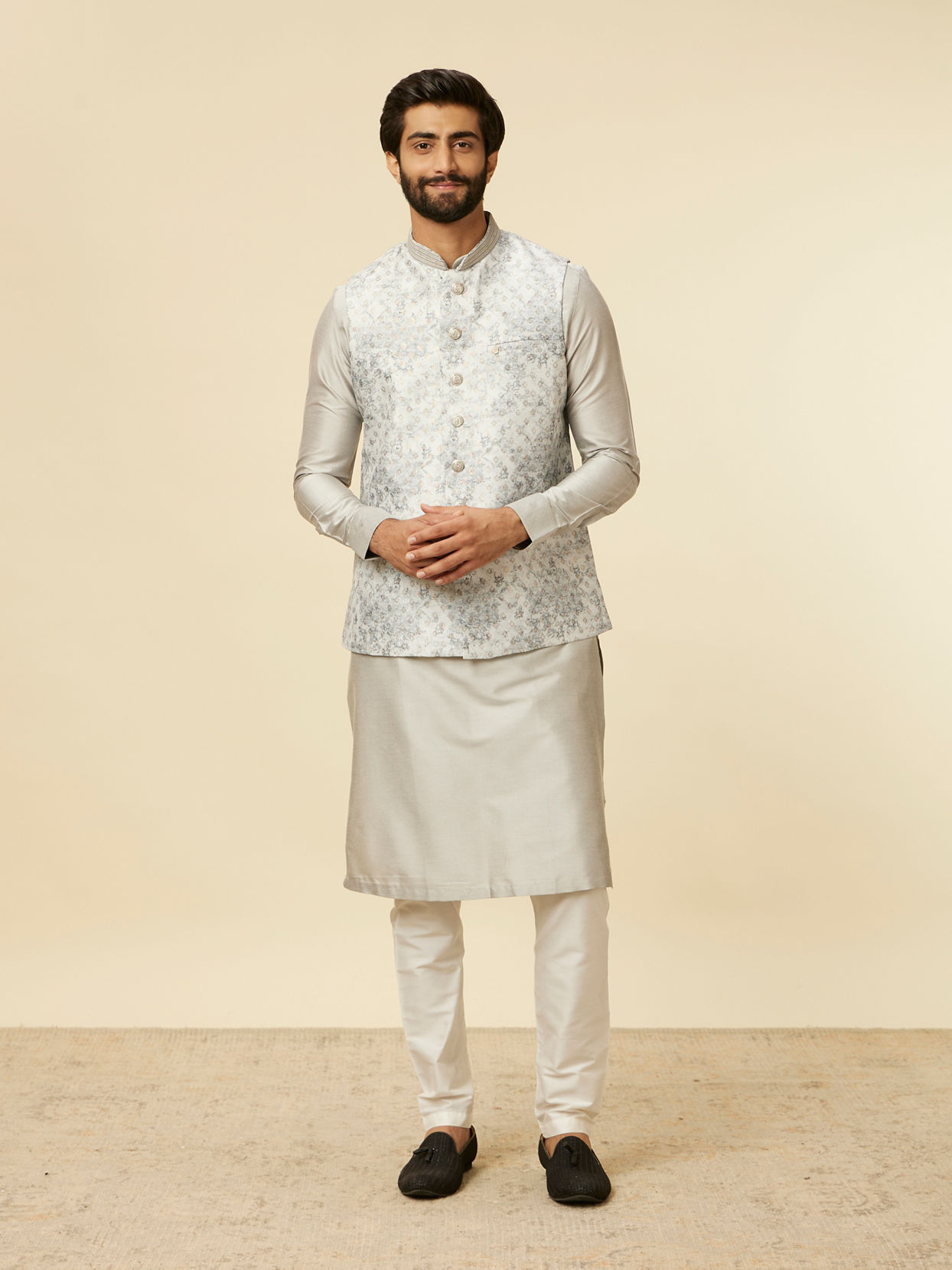 alt message - Manyavar Men Light Grey Bel Buti Patterned Jacket Set image number 3