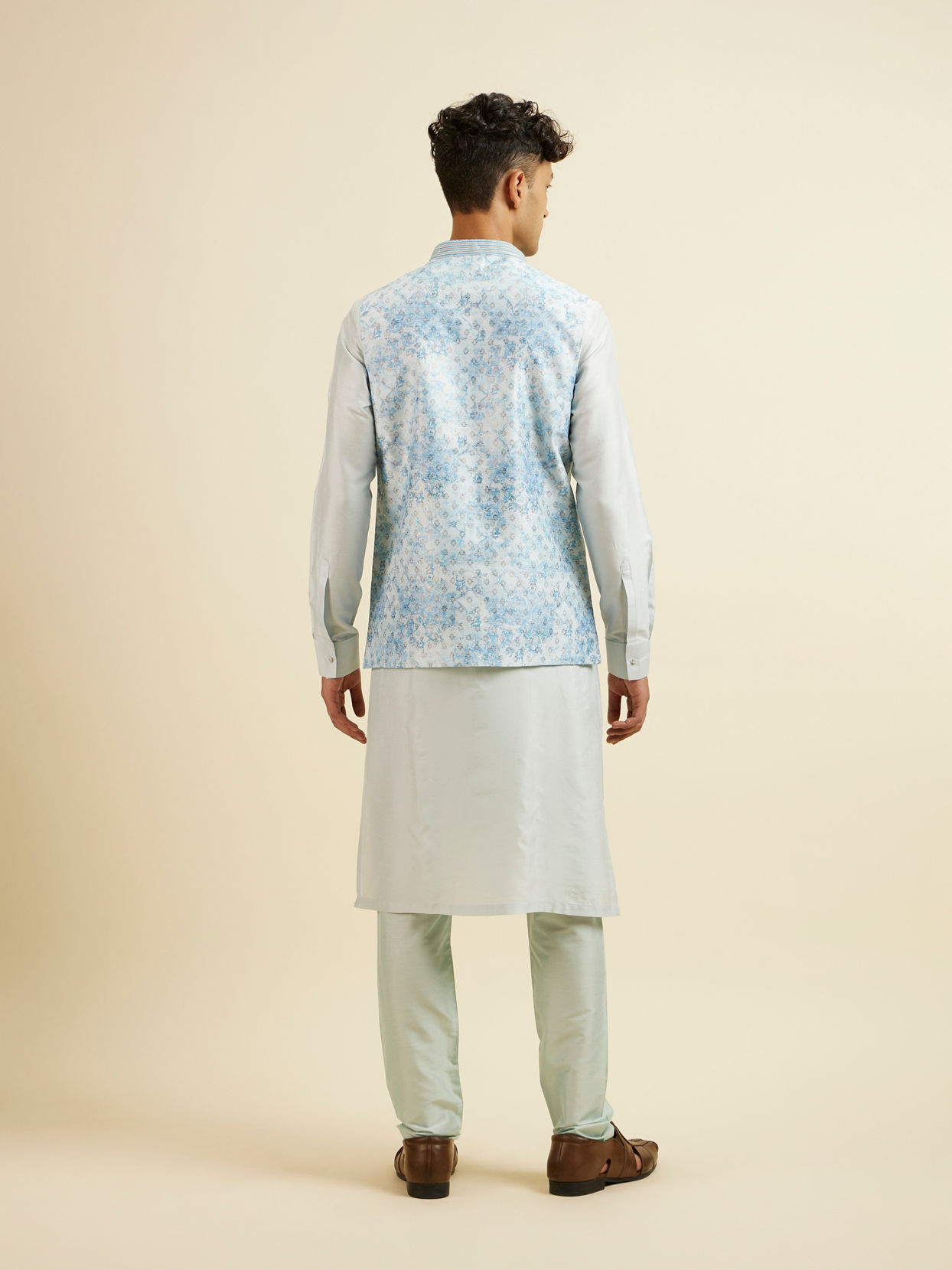 alt message - Manyavar Men Light Blue Kurta Jacket Set with Foil Print and Zari Embroidery image number 6