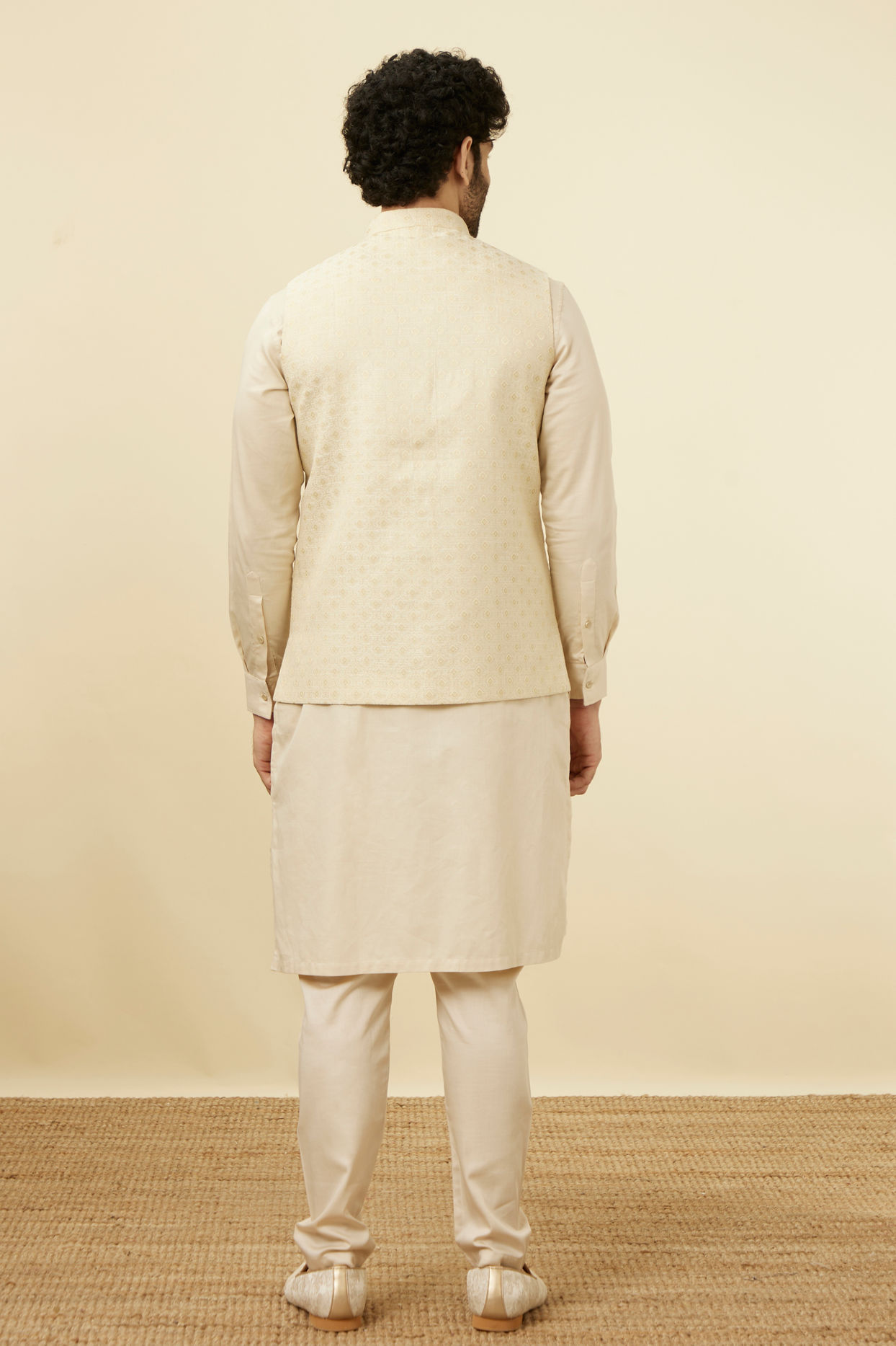 alt message - Manyavar Men Off White Jacket With Minimal Motifs image number 3