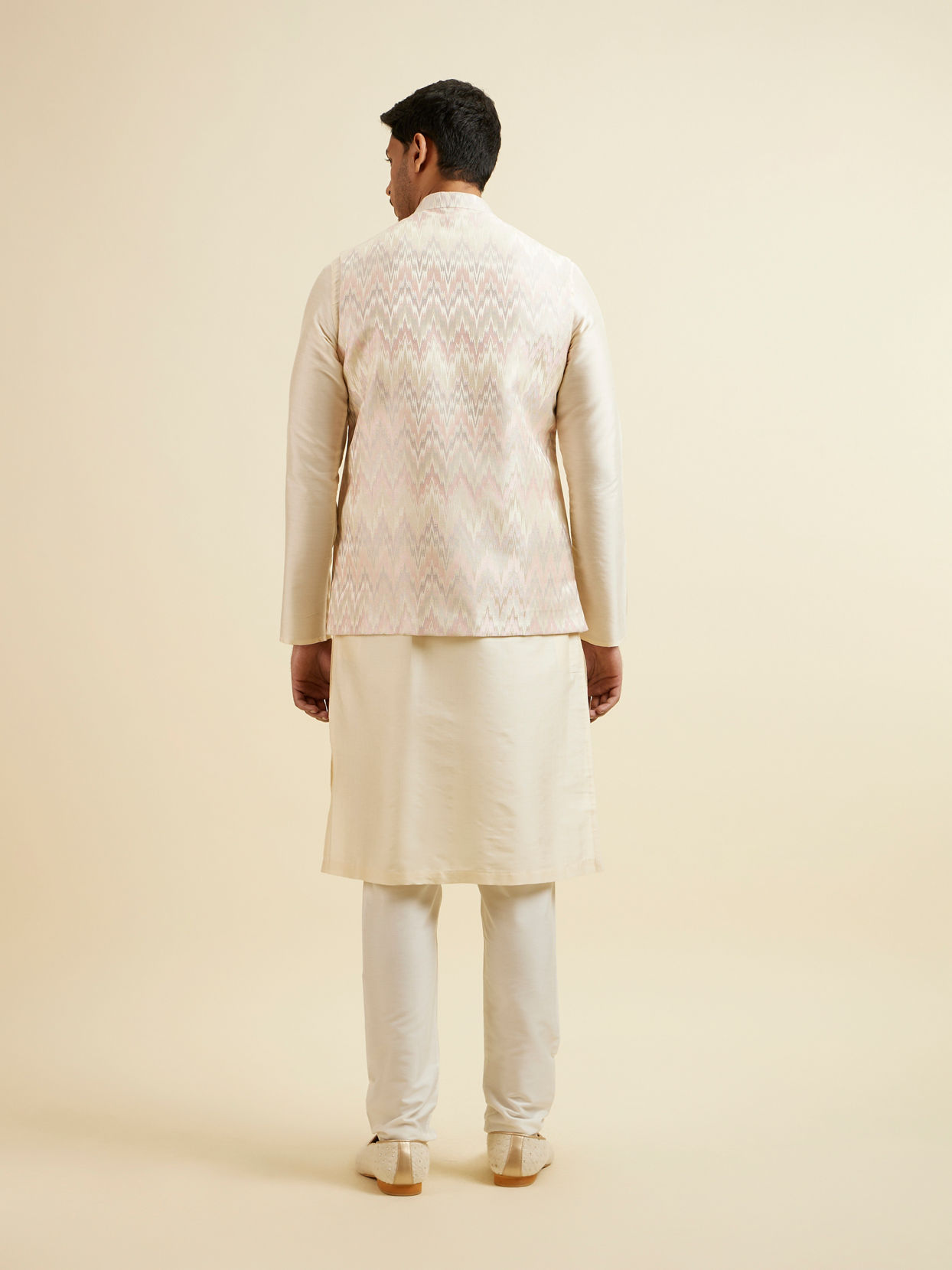 alt message - Manyavar Men Soft Pink Chevron Patterned Jacket image number 3