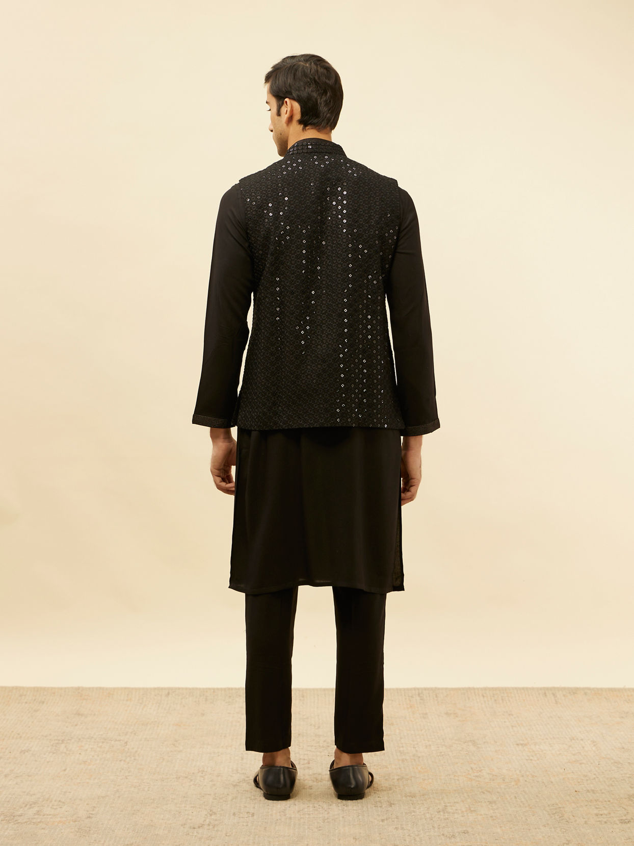 alt message - Manyavar Men Ebony Black Sequined Kurta Jacket Set image number 3