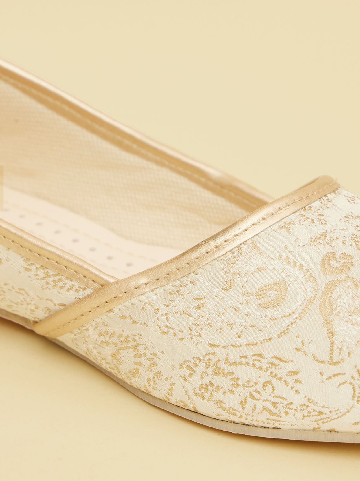 Manyavar Men Pristine White Paisley Paterned Jooti
