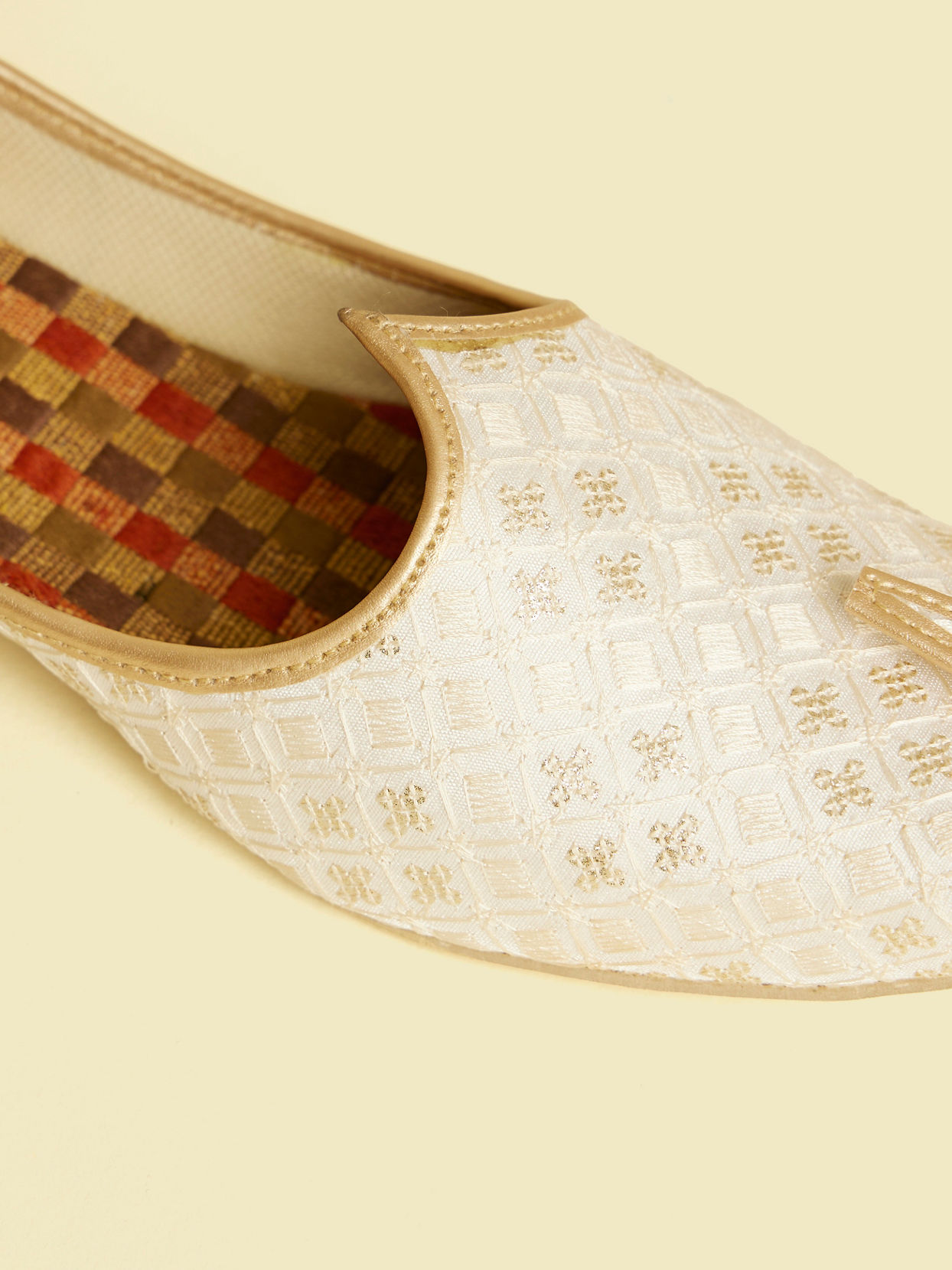 Manyavar Men Elegant Cream Jooti