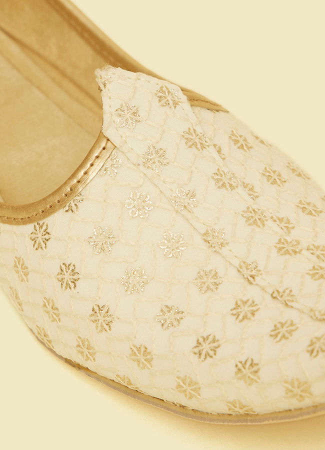 Manyavar Men Exquisite Cream Georgette Jooti