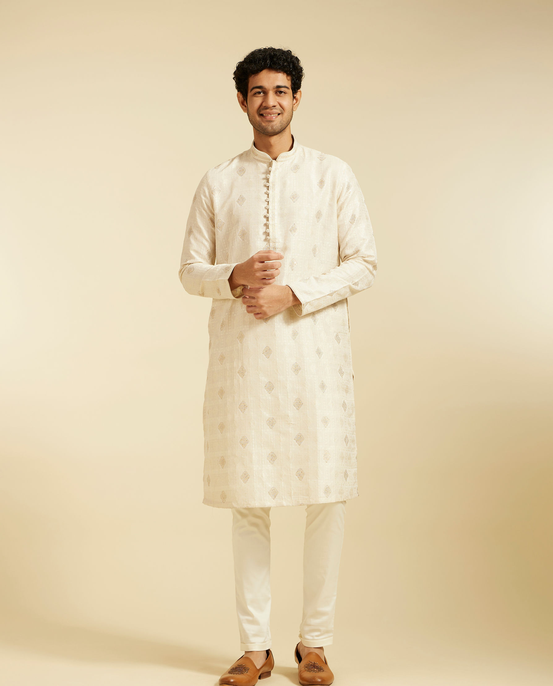 alt message - Diwas Men Cream White Diamond Kurta with Potli Buttons image number 2