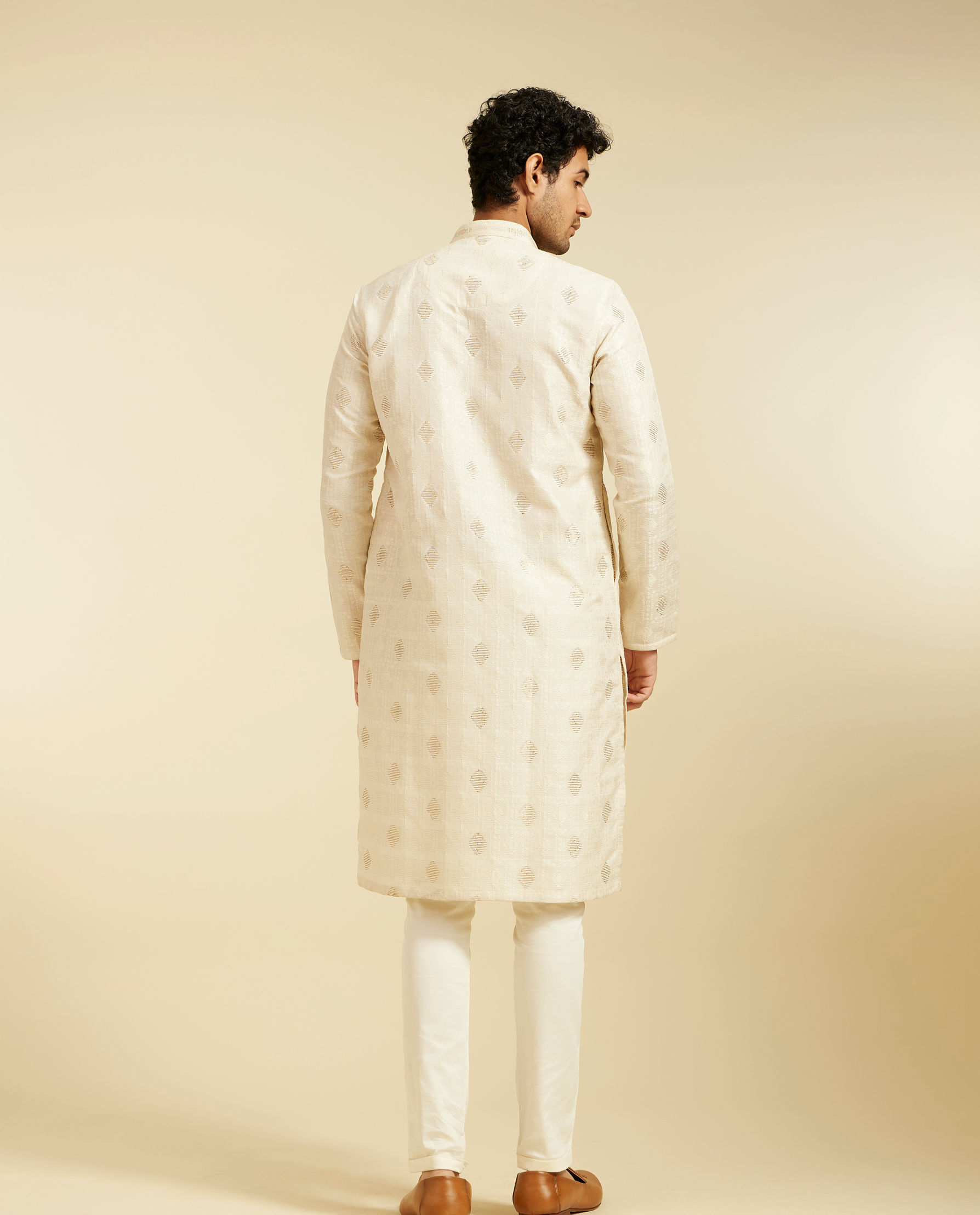 Diwas Men Cream White Diamond Patterned Kurta with Potli Buttons