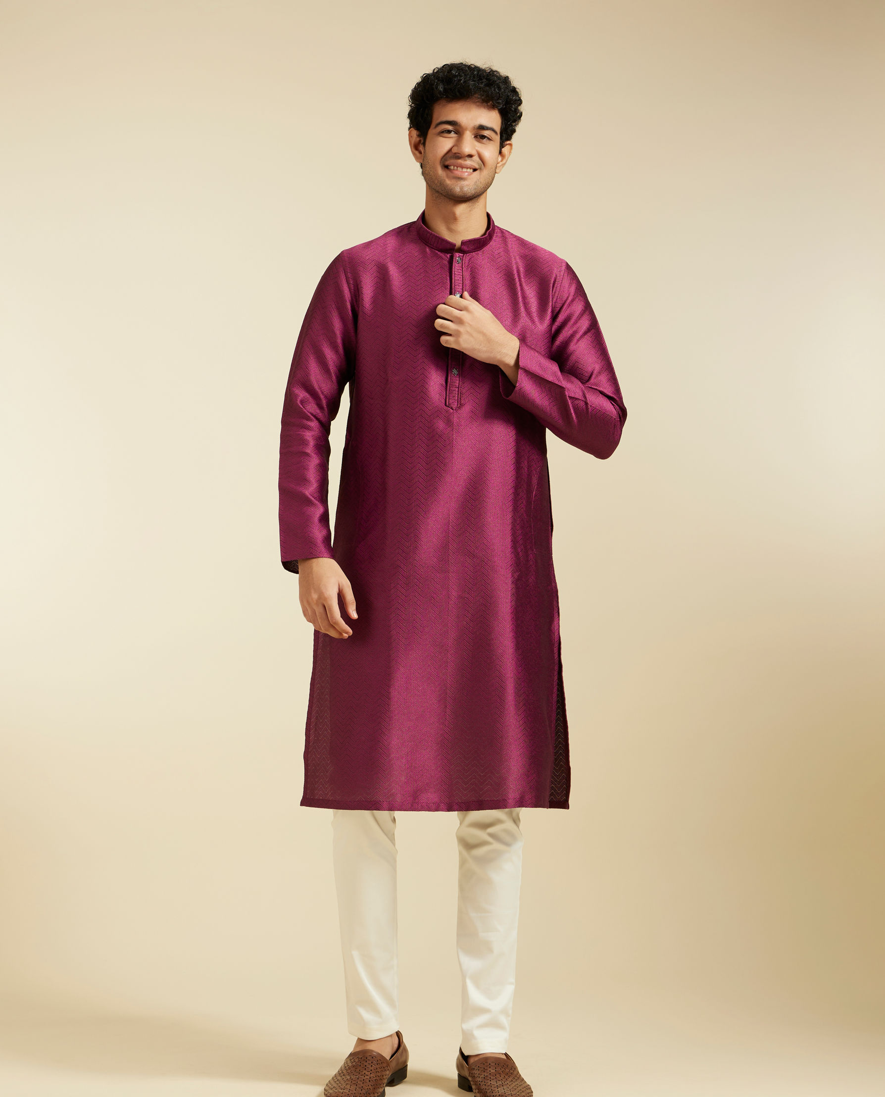 alt message - Diwas Men Wine Red Chevron Patterned Kurta image number 2