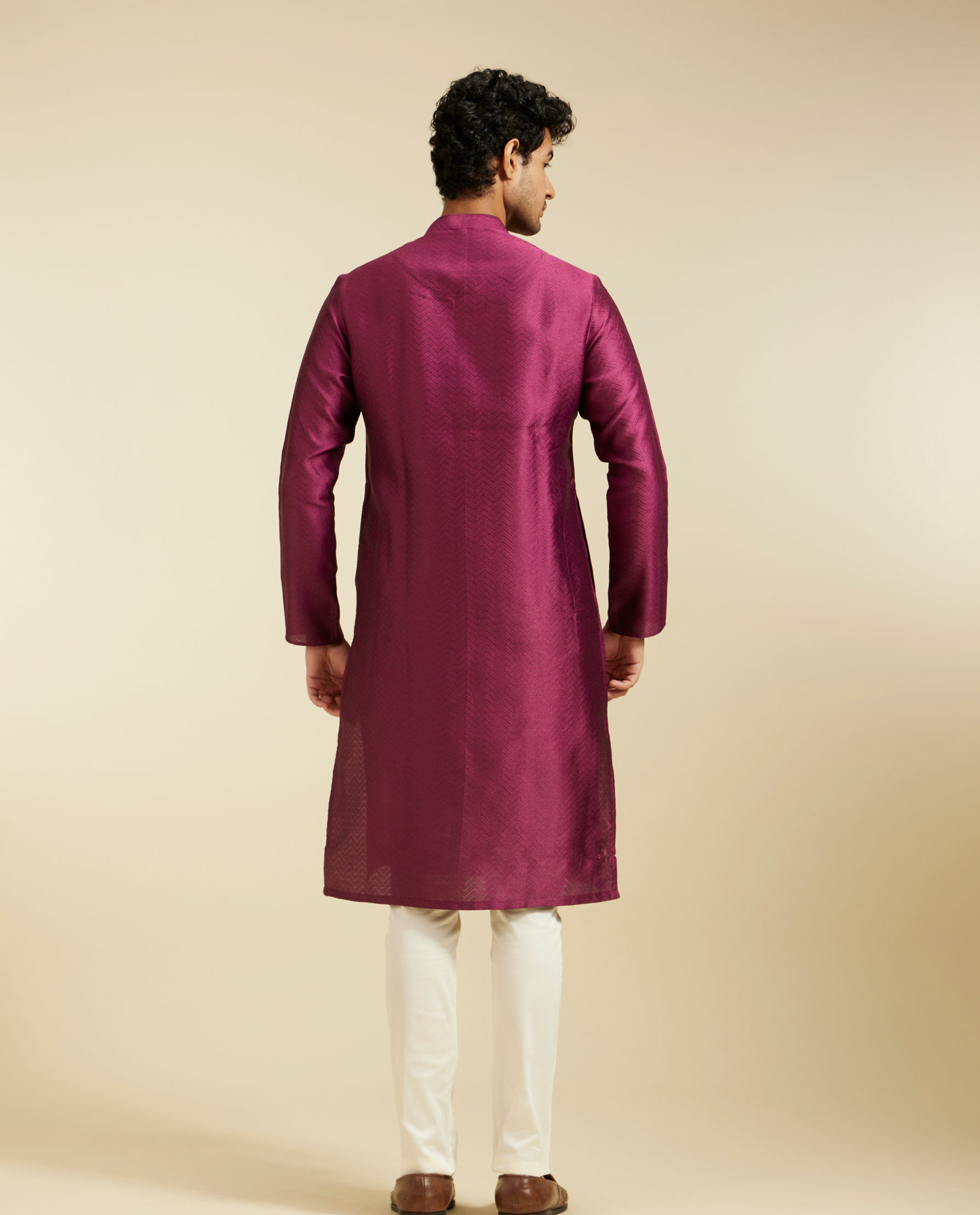 alt message - Diwas Men Wine Red Chevron Patterned Kurta image number 4