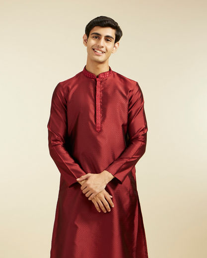 Diwas Men Maroon Red Lattice Patterned Kurta with Embroidered Neckline
