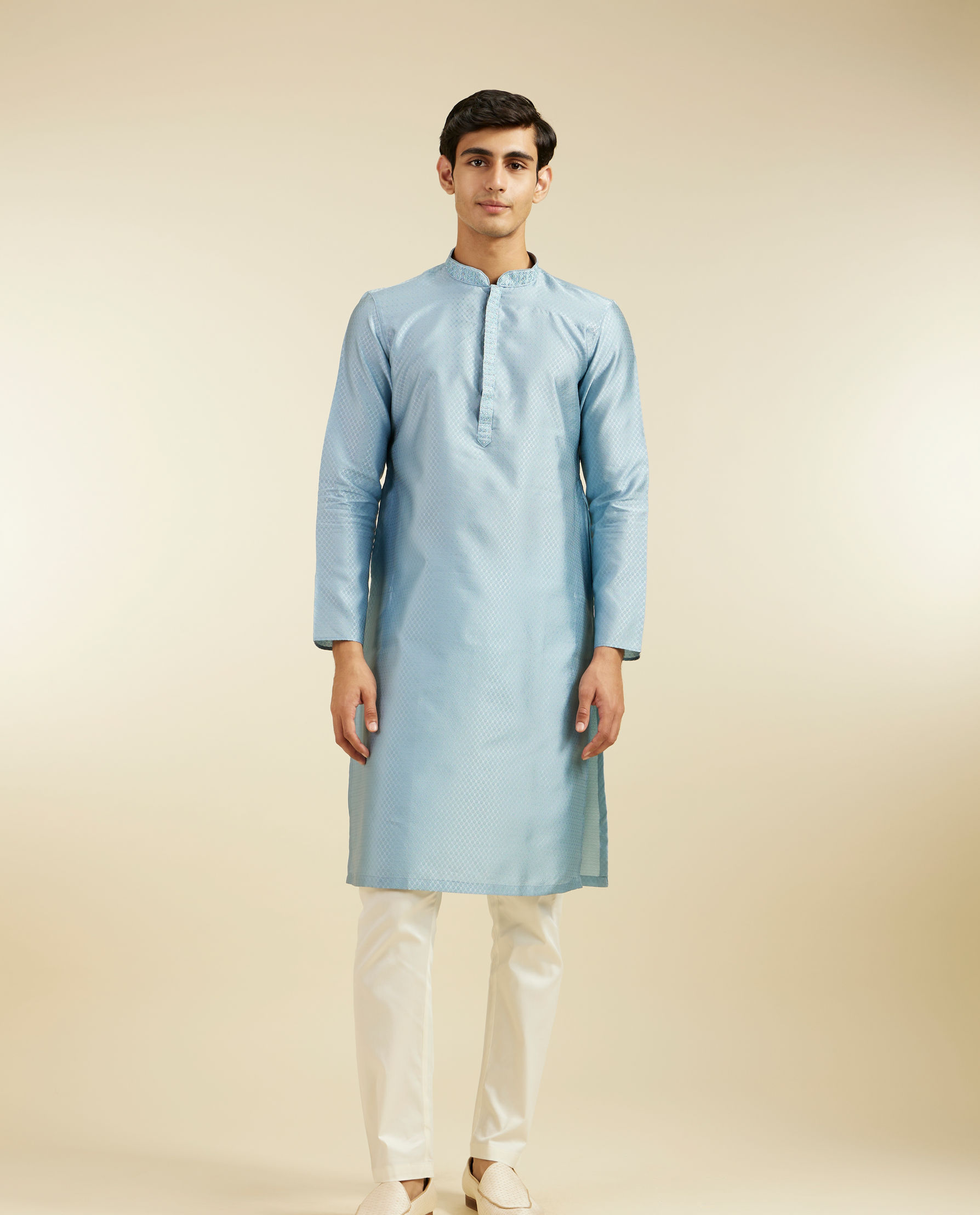 alt message - Diwas Men Ice Blue Lattice Kurta with Embroidered Neckline image number 2