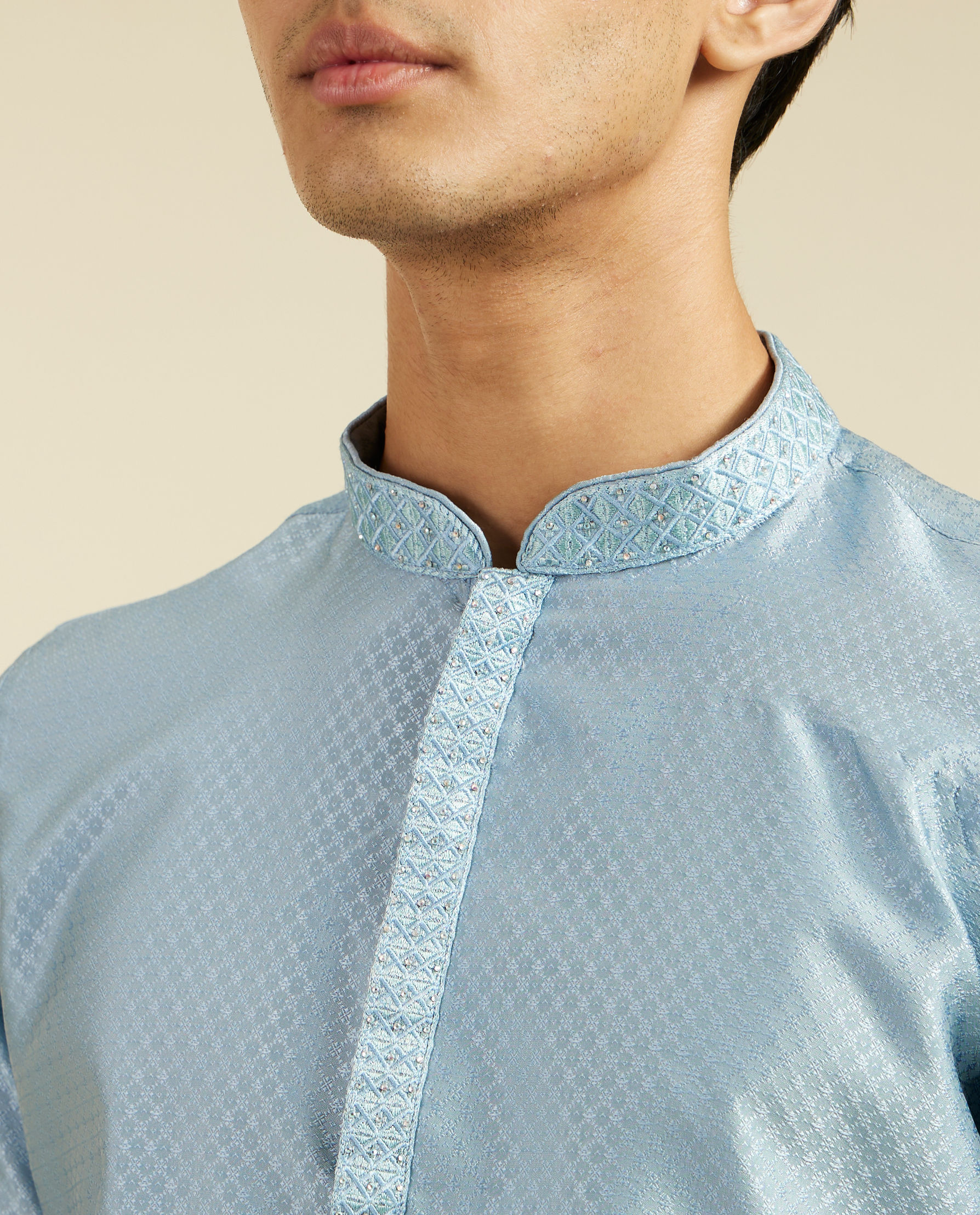 alt message - Diwas Men Ice Blue Lattice Kurta with Embroidered Neckline image number 1