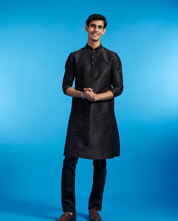 alt message - Diwas Men Midnight Black Plain Classic Kurta image number 2