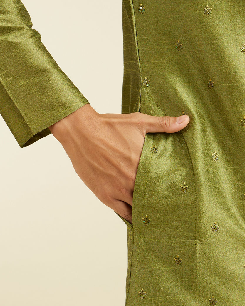 alt message - Diwas Men Olive Green Buta Kurta with Sequin Work image number 3