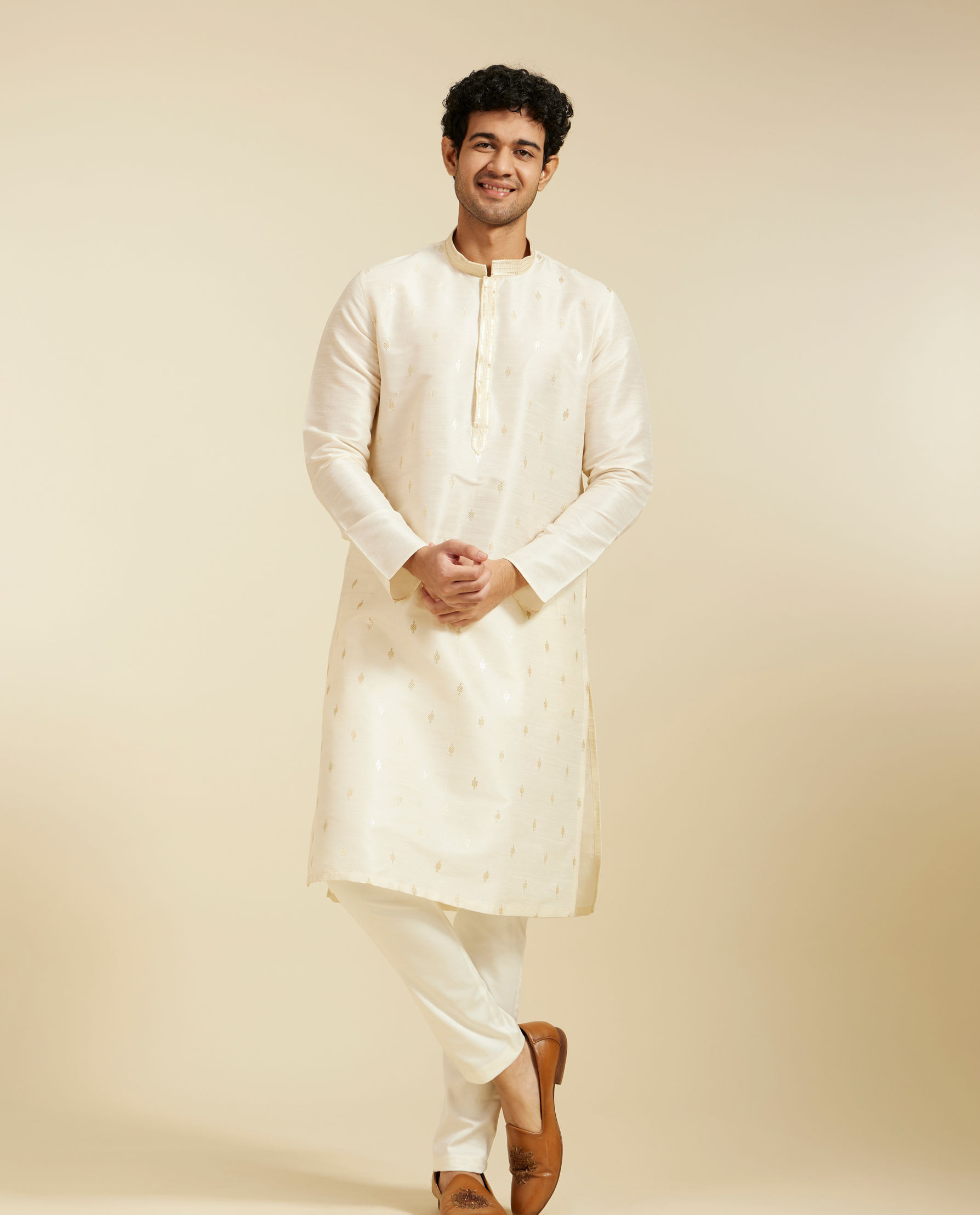 alt message - Diwas Men Cream White Buta Kurta with Sequinned Neckline image number 2