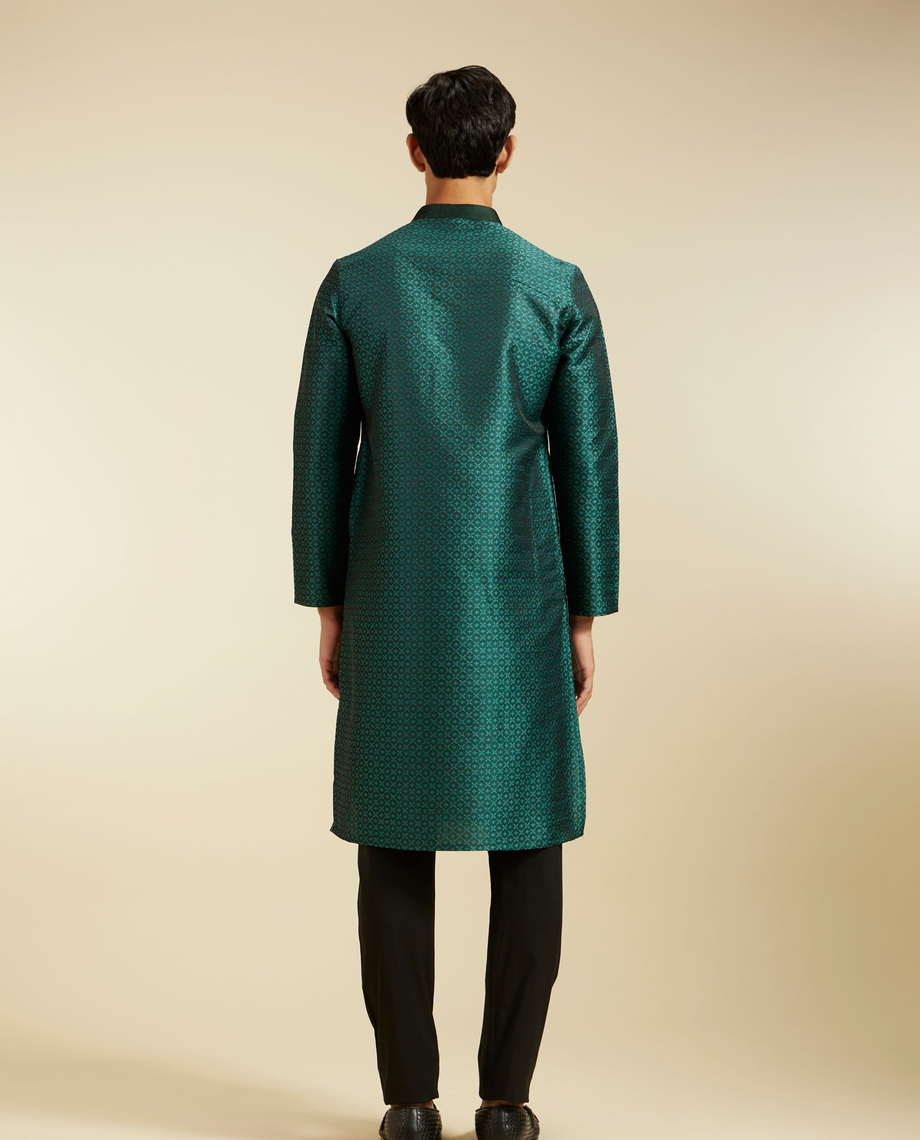 alt message - Diwas Men Bottle Green Lattice Patterned Kurta image number 4