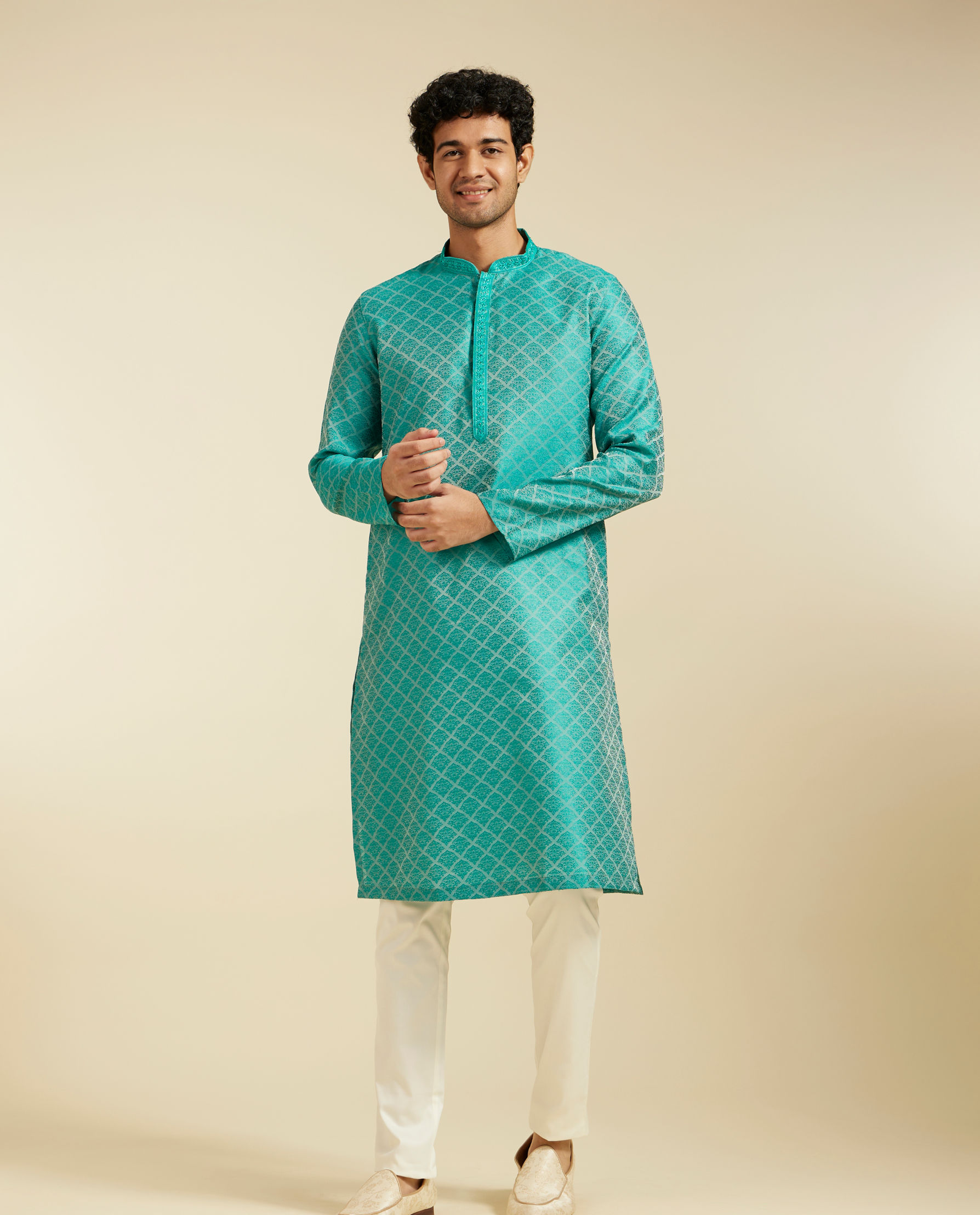 alt message - Diwas Men Turquoise Blue Jaal Patterned Kurta image number 2