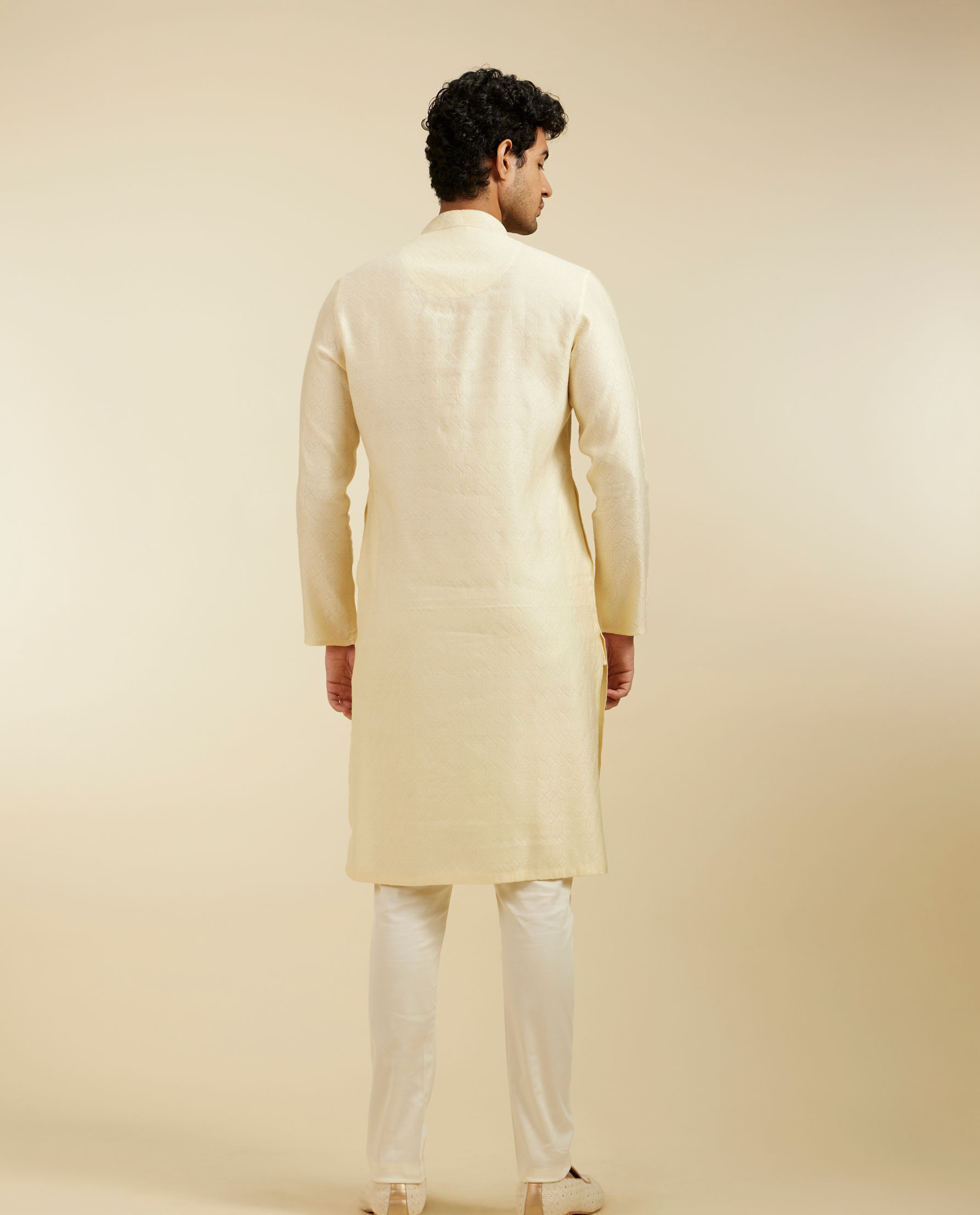 alt message - Diwas Men Cream White Honeycomb Patterned Kurta image number 4