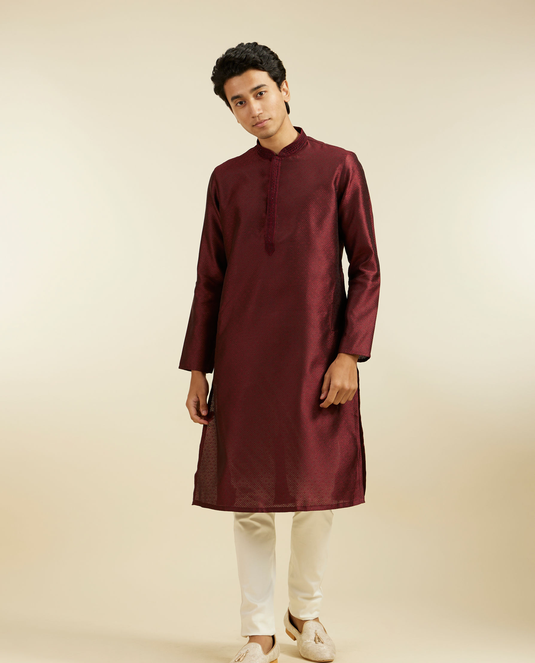 alt message - Diwas Men Maroon Grid Kurta with Embroidered Neckline image number 2