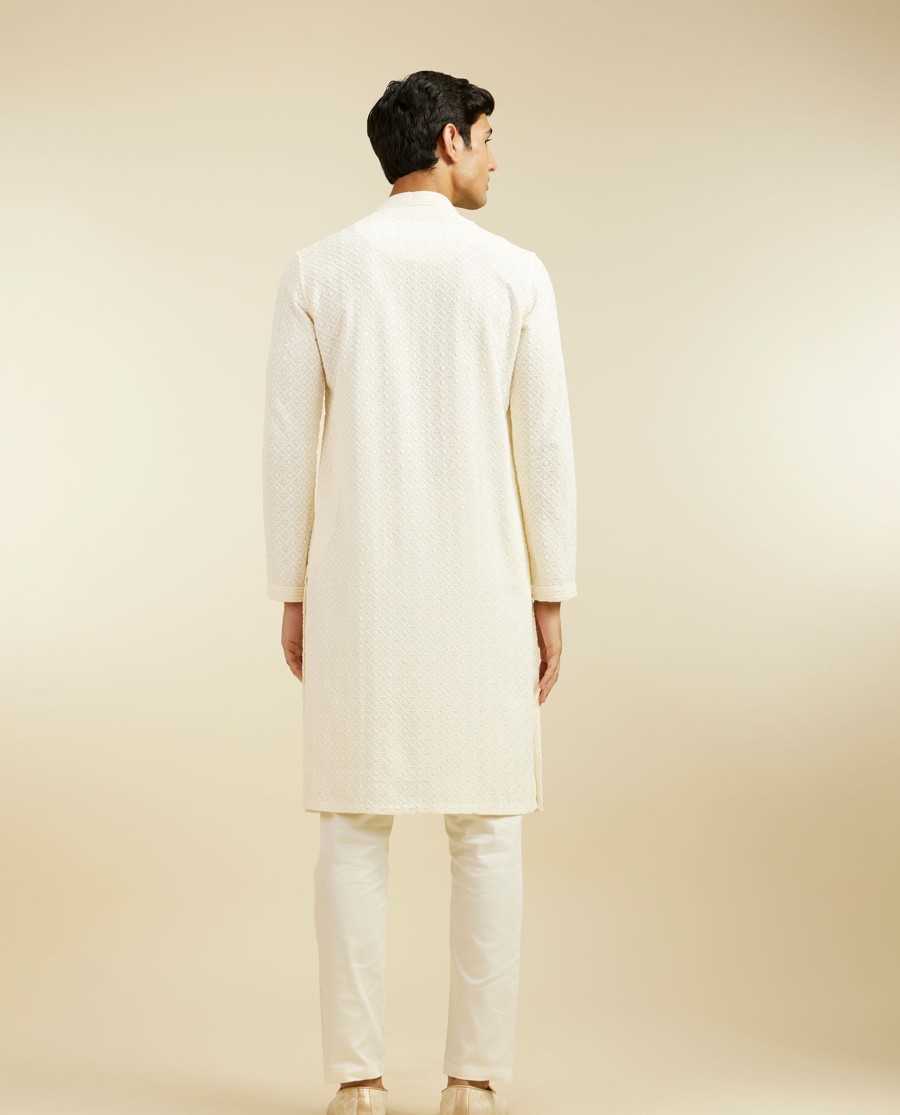 alt message - Diwas Men Cream White Chikankari Kurta with Sequin image number 4