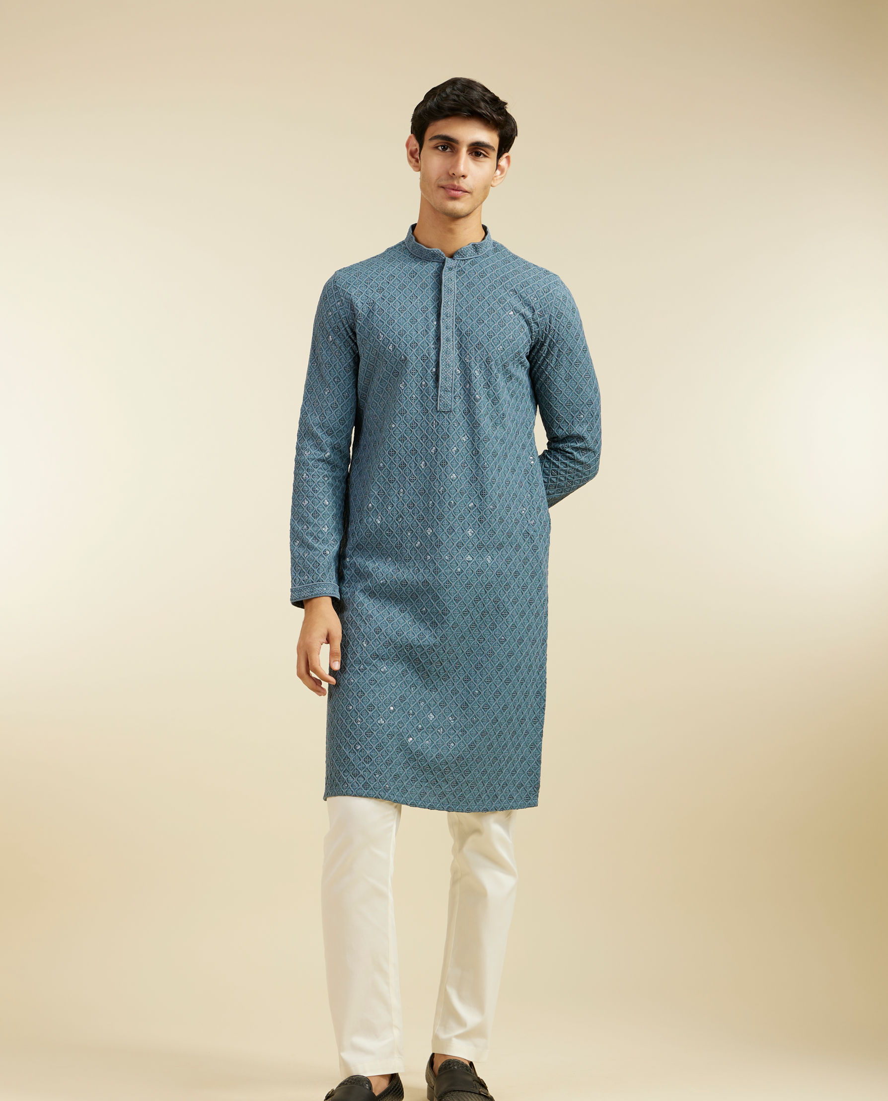 alt message - Diwas Men Oxford Blue Chikankari Kurta With Sequins image number 2