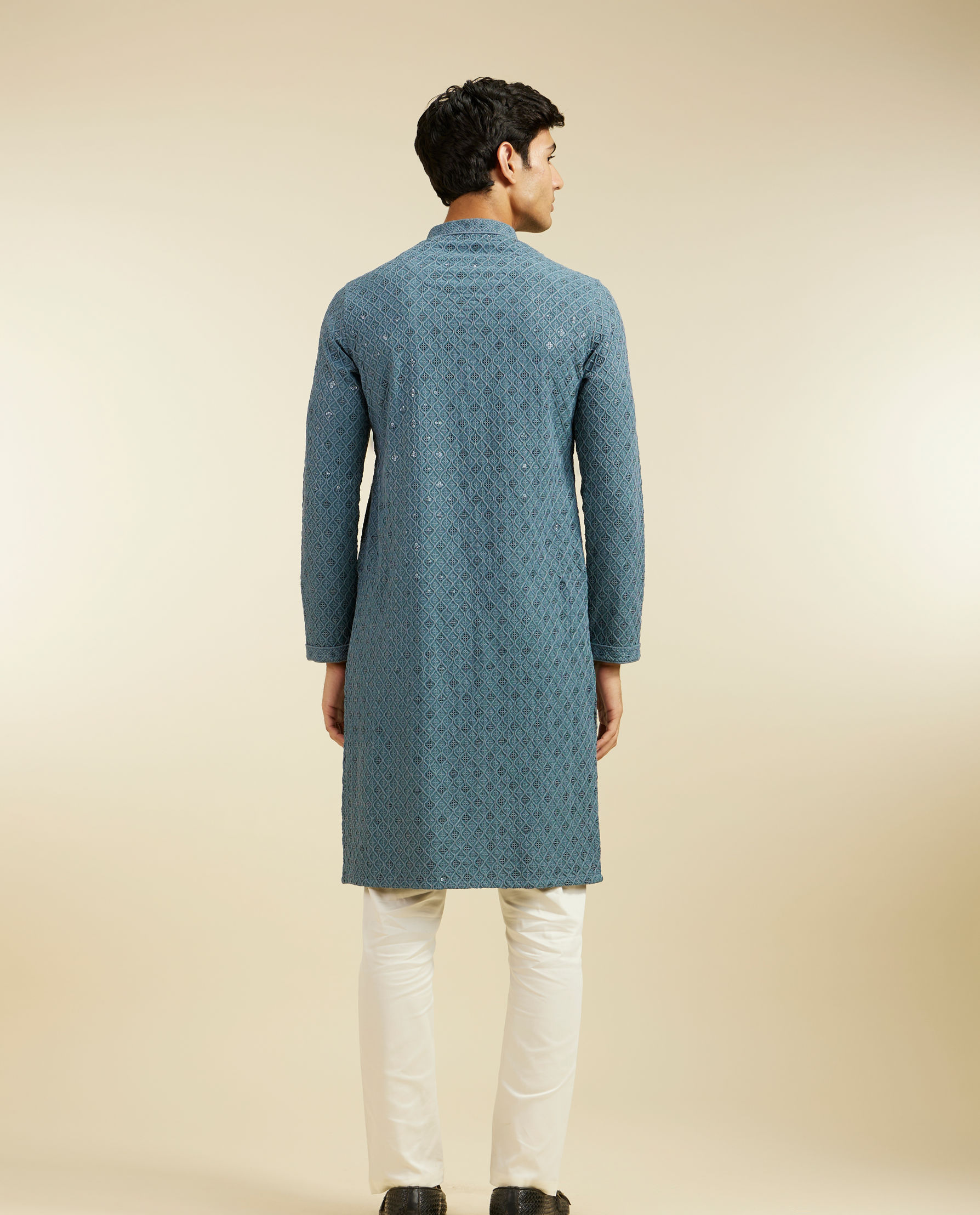 alt message - Diwas Men Oxford Blue Chikankari Kurta With Sequins image number 4