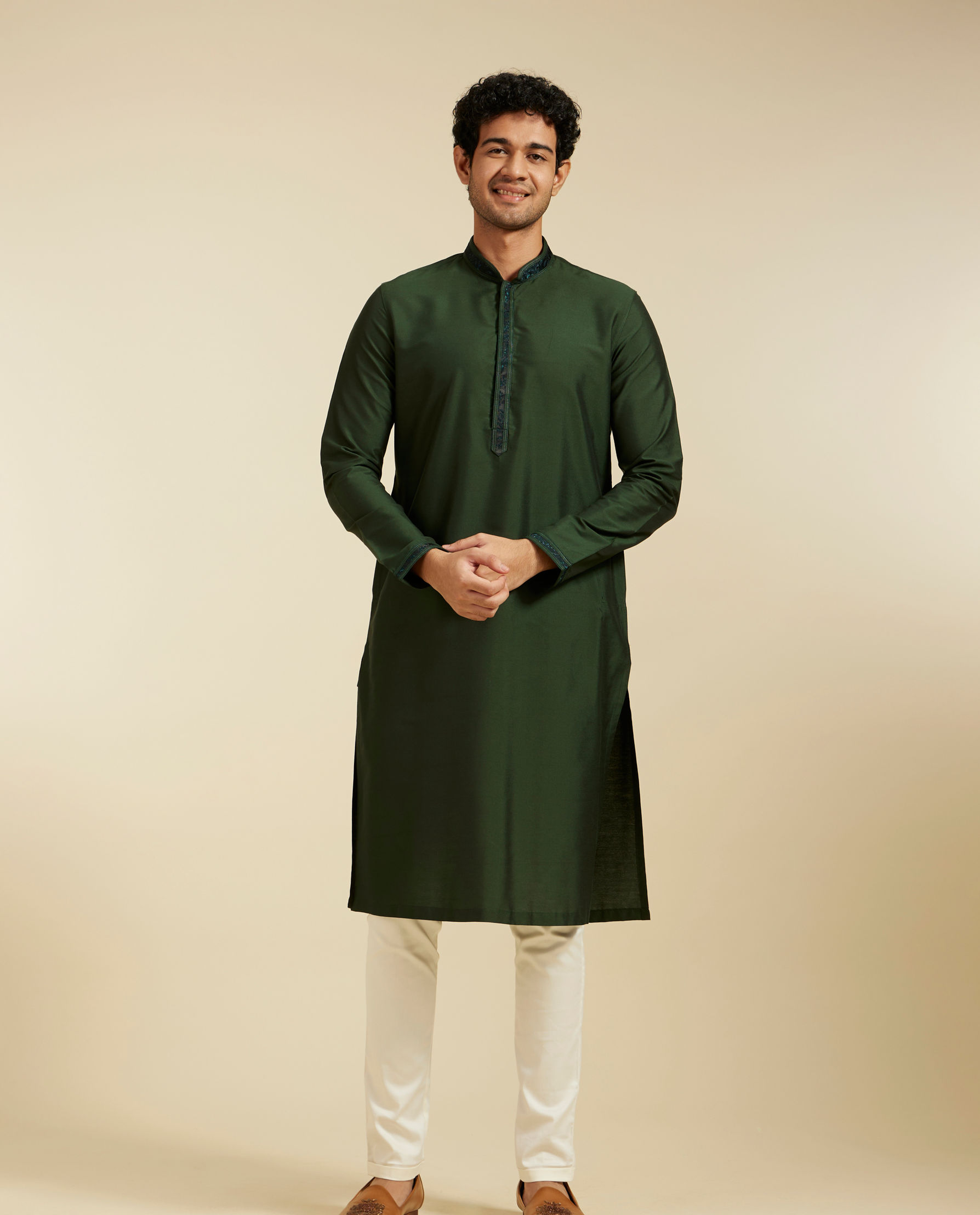 alt message - Diwas Men Bottle Green Plain Kurta with Embroidered Neck image number 2