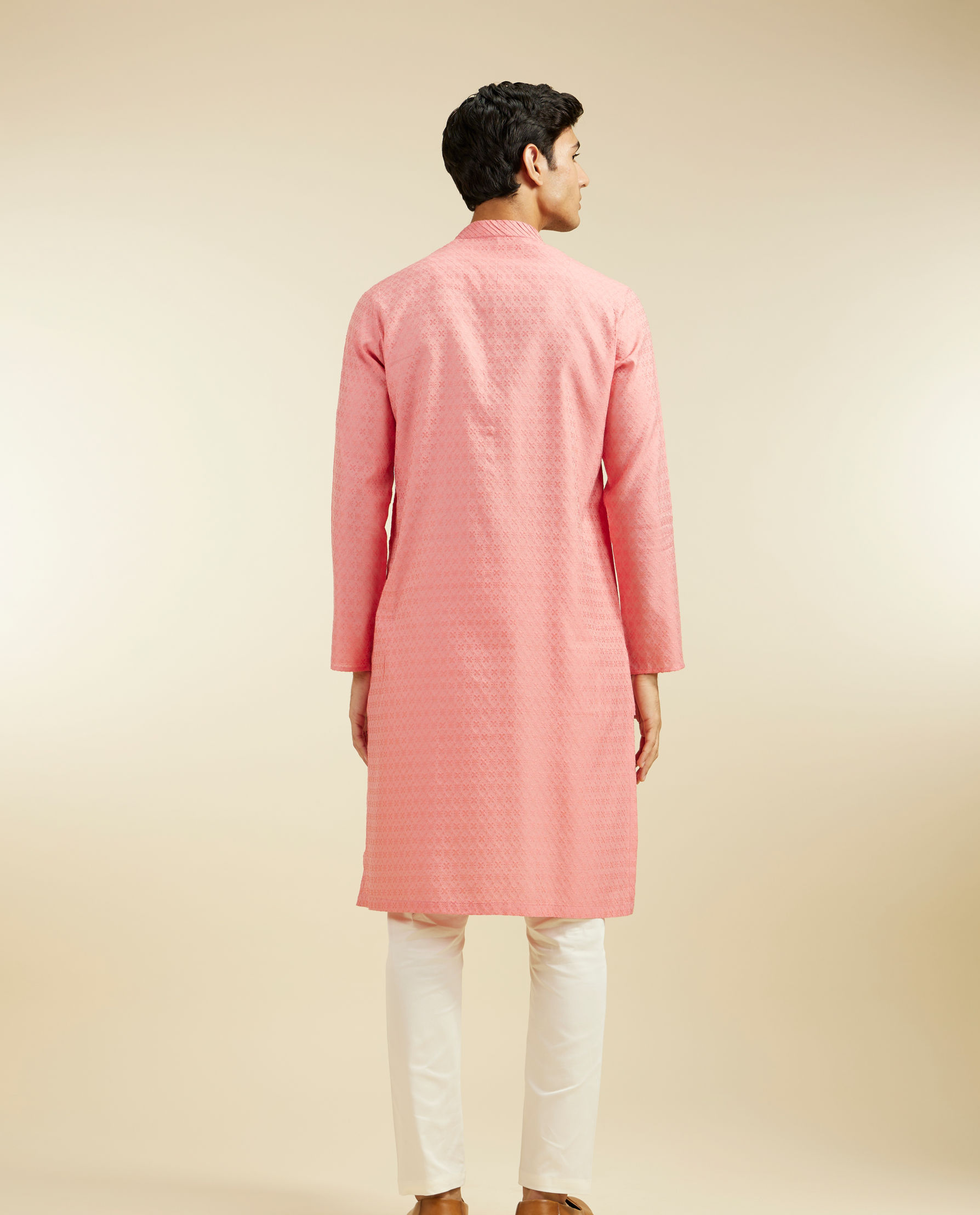 alt message - Diwas Men Coral Pink Jaal Patterned Kurta image number 4